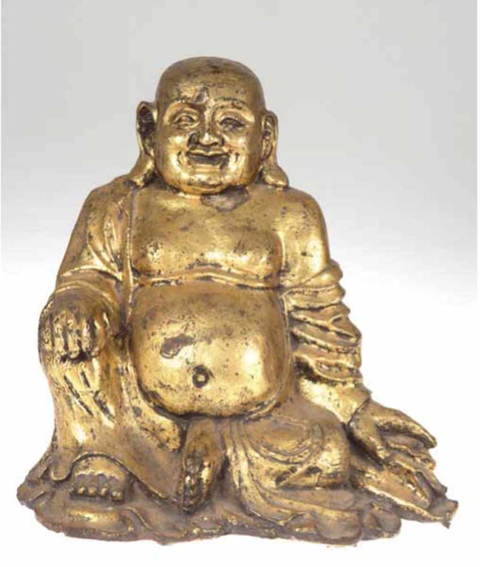 Buddha-Figur "Sitzender, lächelnder Buddha mit Umhang", Bronze, vergoldet, H. 26,5 cm