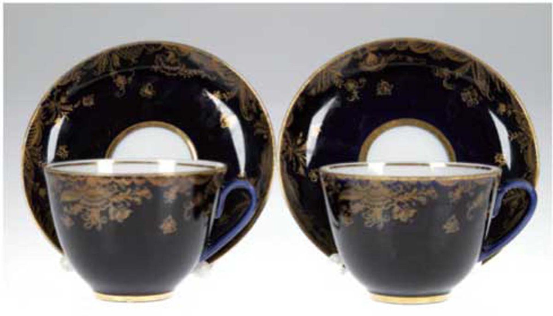 2 Tassen mit Untertassen, Rußland, kobaltblau mit Goldstaffage, H. 8 cm