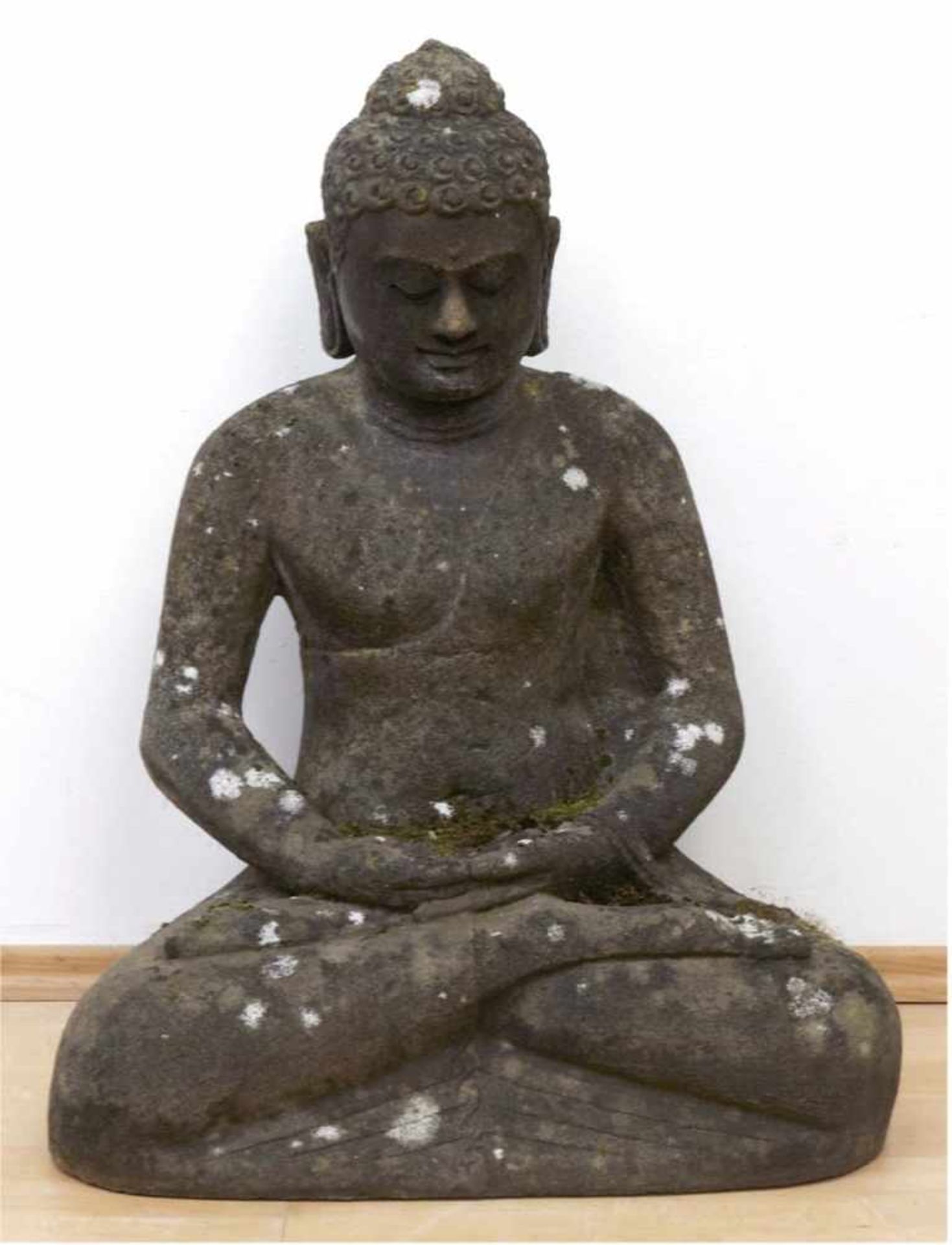 Gartenskulptur "Buddha", Basalt-Steinguß, sitzend, Witterungsspuren, H. 78 cm