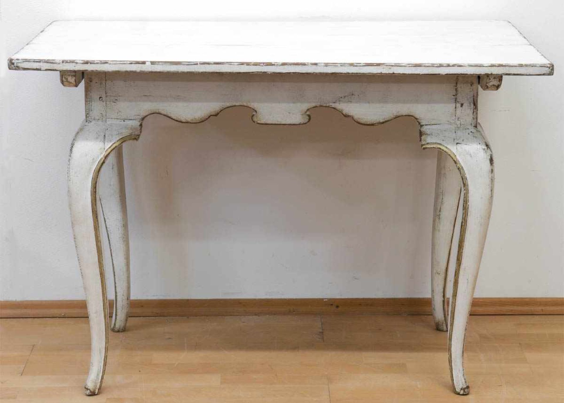 Barock-Tisch, um 1750, Weichholz, weiß gefaßt, über geschwungenen Beinen geschweifteZarge,