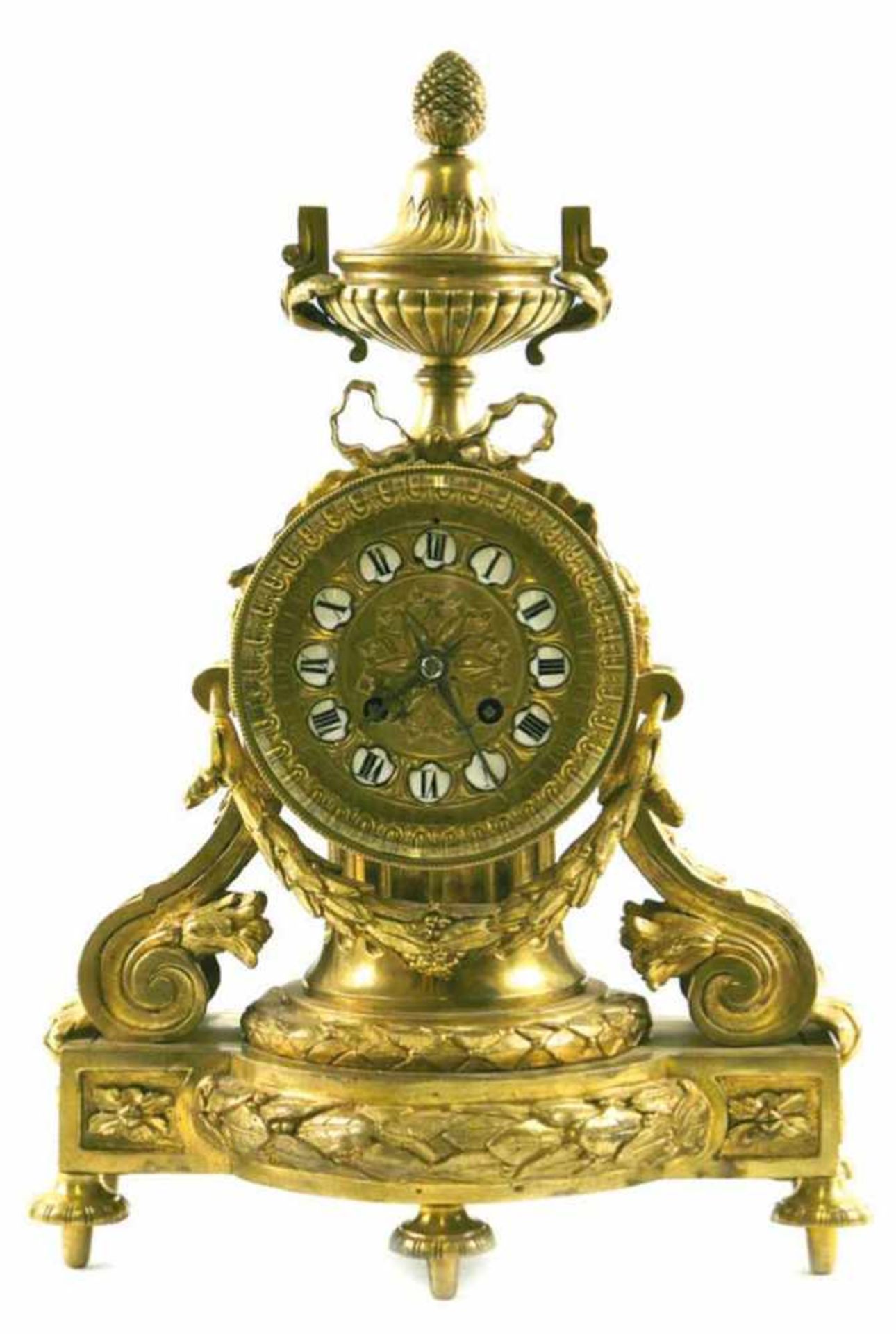 Pendule, um 1850, vergoldes, verziertes Messinggehäuse mit Festondekor u. Amphore alsBekrönung,