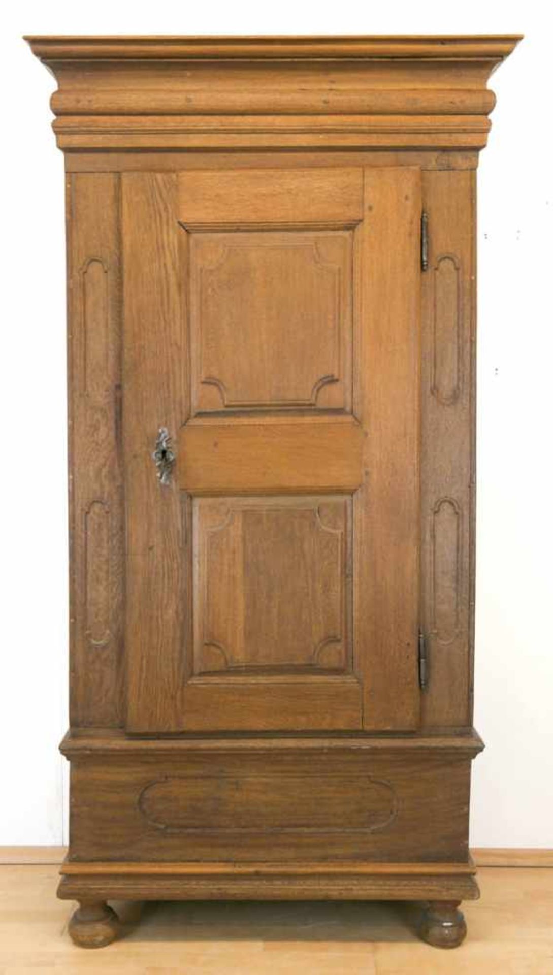 Schrank im Barockstil, Eiche massiv, eintürig, mit Einlegeböden, 196x103x53 cm