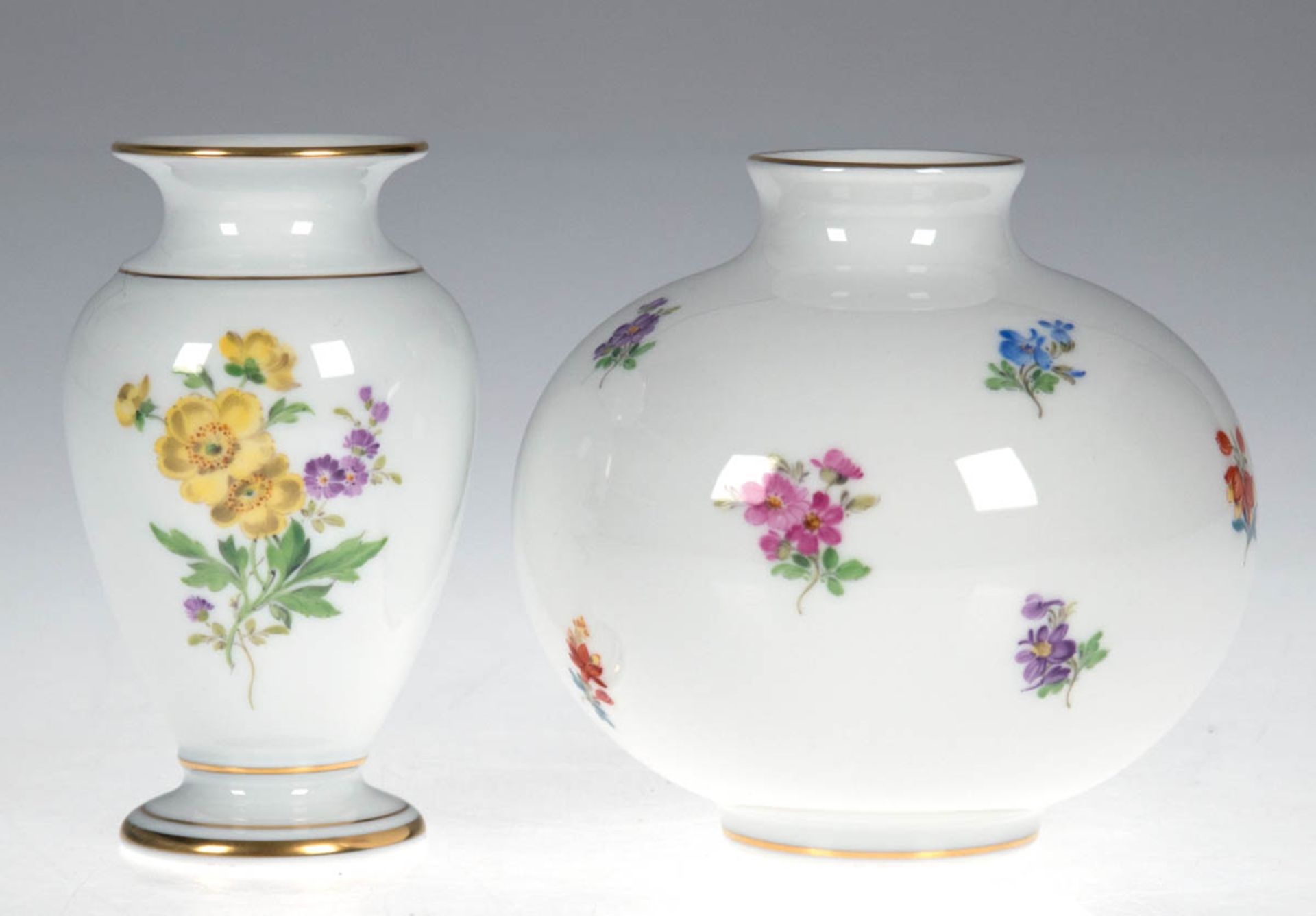 2 Meißen-Vasen, Bunte Blume 2 und Steublümchen, mit Goldrand, 1. Wahl, Balusterform, H. 11cm