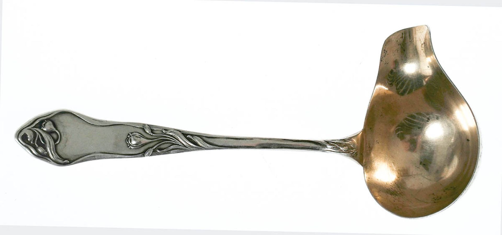 Jugendstil-Soßenkelle, 800er Silber, Stiel mit geschwungenem Tulpenrelief, 68 g, L. 18 cm