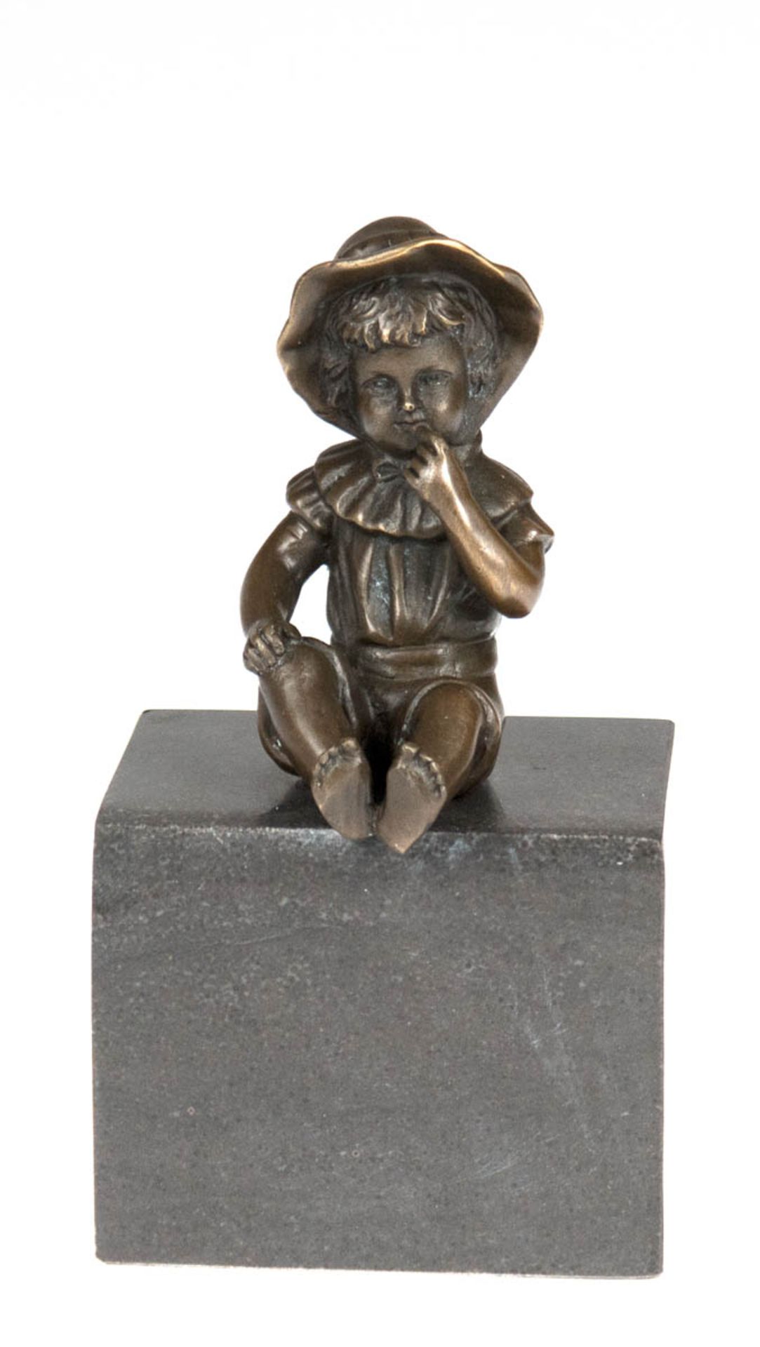 Bronze-Figur "Sitzendes Kind mit Hand am Mund", Nachguß 20. Jh., signiert "Wilhelms",braun