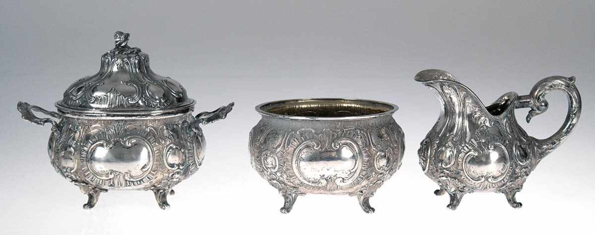Große Zuckerdose, Sahnekännchen und Gebäckschale im Rokokostil, 800er Silber, deutsch,jeweils auf
