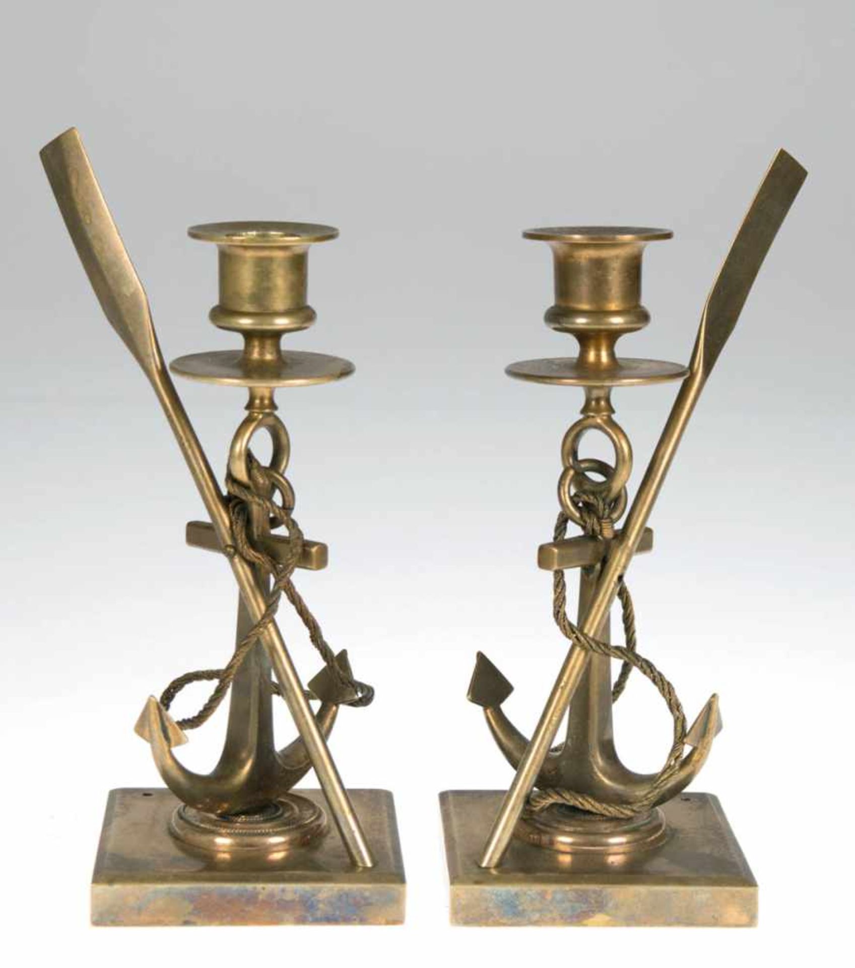 Paar maritime Leuchter, 20. Jh., Messing, Stockanker als Schaft mit Paddel und Tau, H.21,5 cm