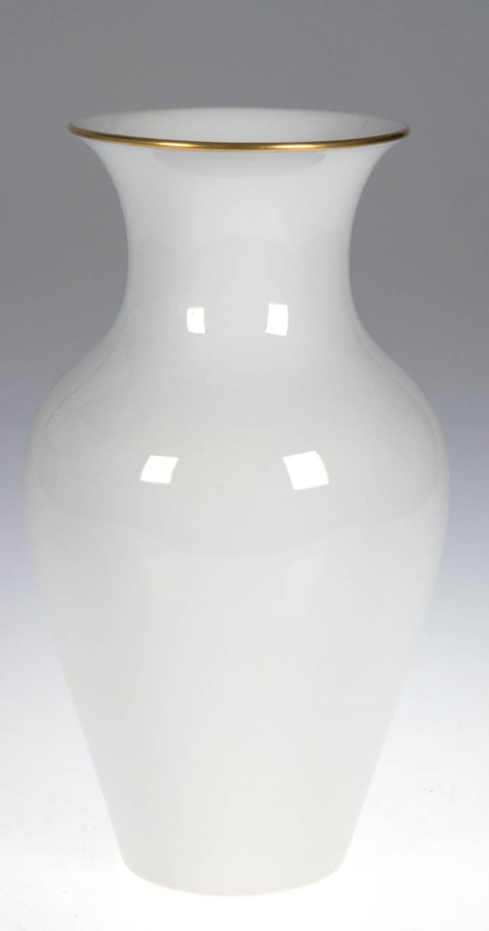 KPM-Vase, Syringa Form, weiß mit Goldrand, H. 28 cm