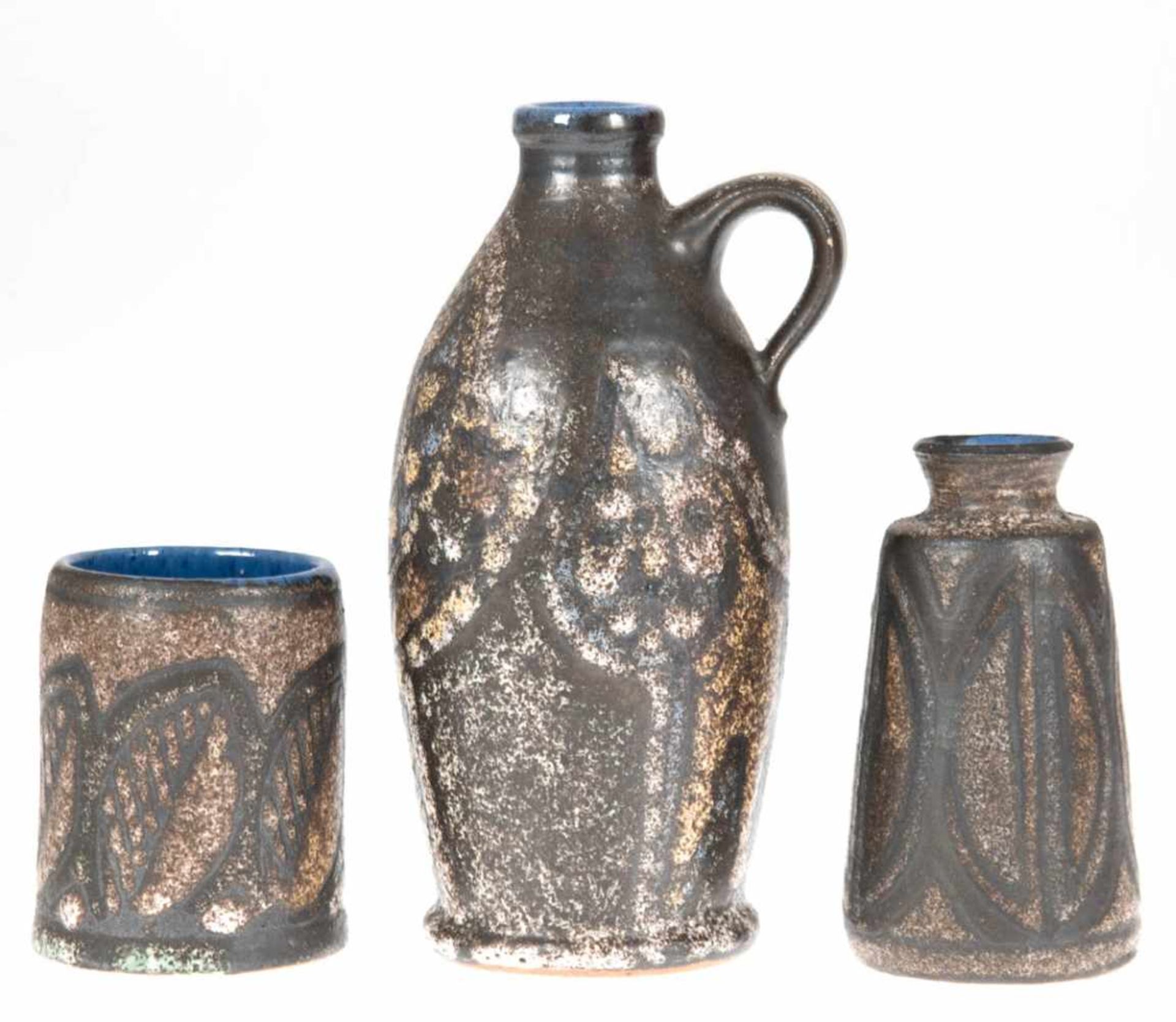 3 Teile Fischland-Keramik: Krug, Vase und Becher, innen blau und außen grau/braunglasiert, H. 19 cm,