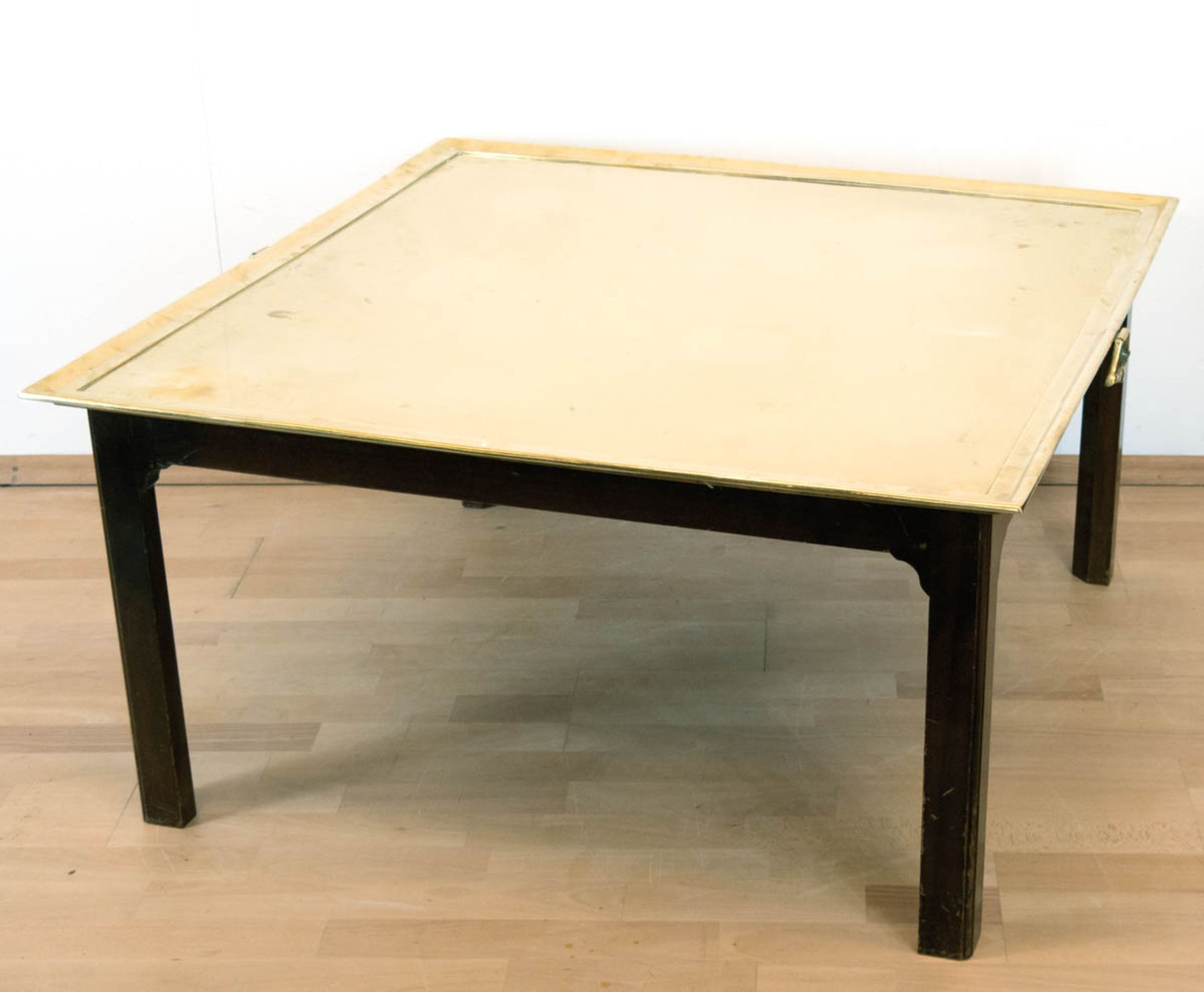 Tablett-Tisch mit schwerer Messingplatte mit 2 seitl. Handhaben, Mahagoni-Fußgestell