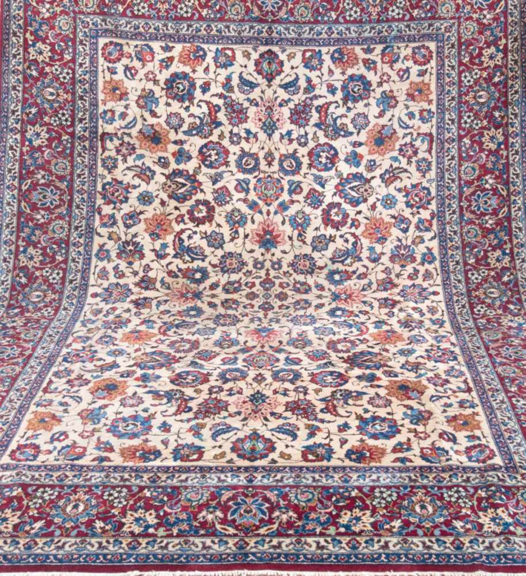 Binesh, Ost-Iran, rotgrundig, mit zentralem Muster und floralen Motiven, mit Signatur,fleckig,