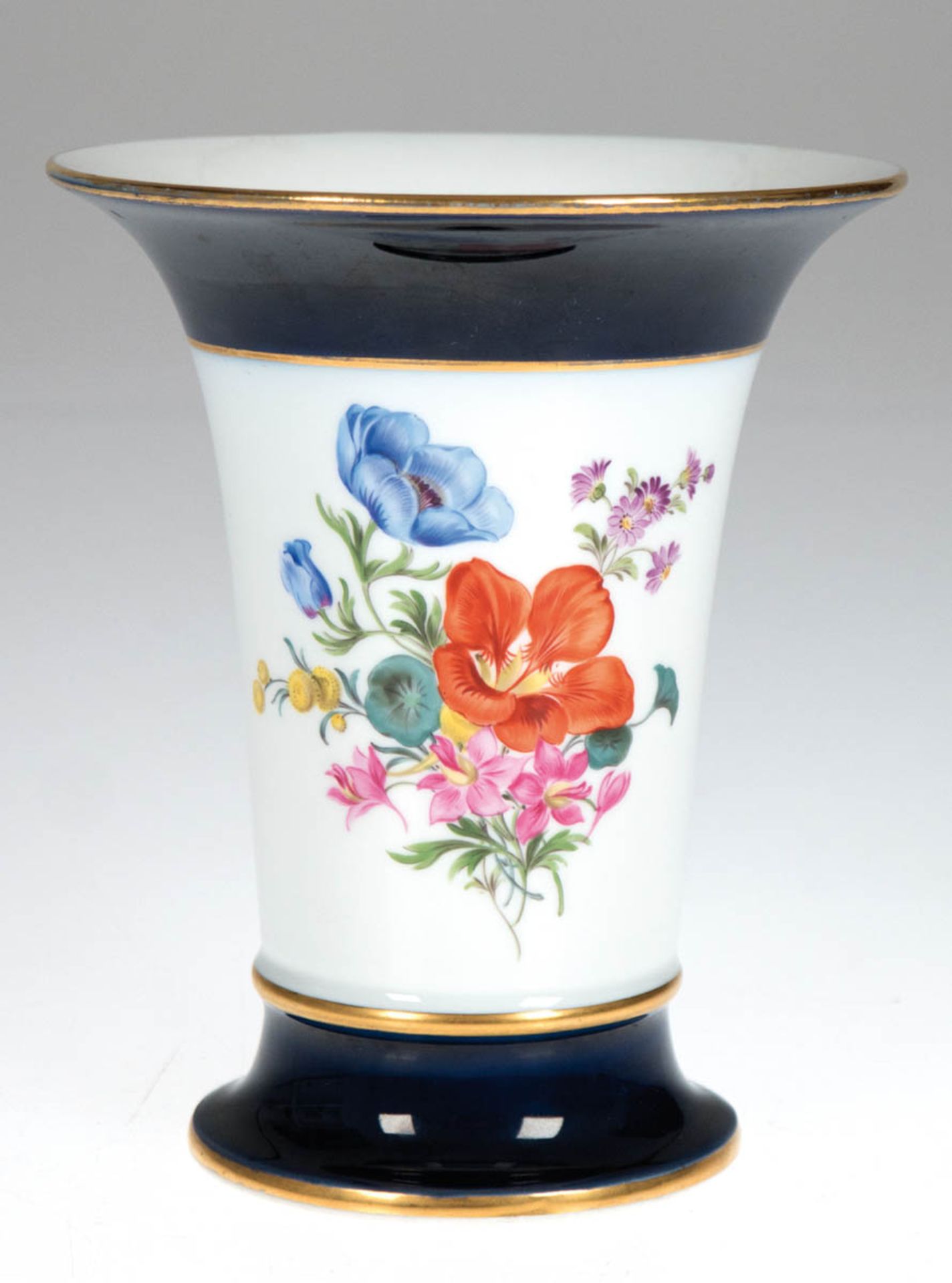 Meißen-Vase, Pfeifferzeit, Buntes Blumenbukett, z.T. kobaltbalau, mit Goldrändern, 1.Wahl, H. 17 cm