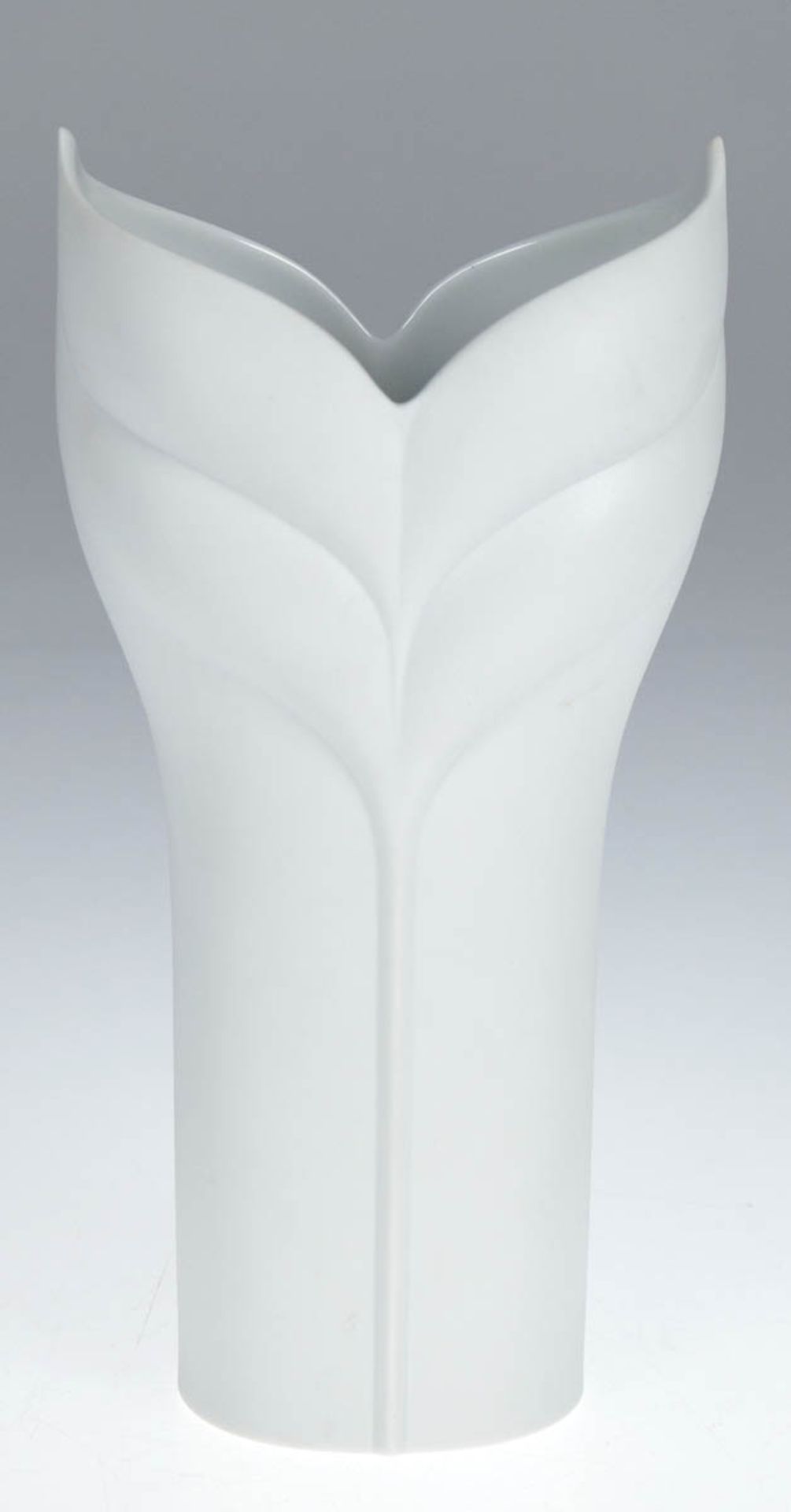 Künstler-Vase, Rosenthal, Studio-Line, weißes Biskuitporzellan innen glasiert, H. 25 cm