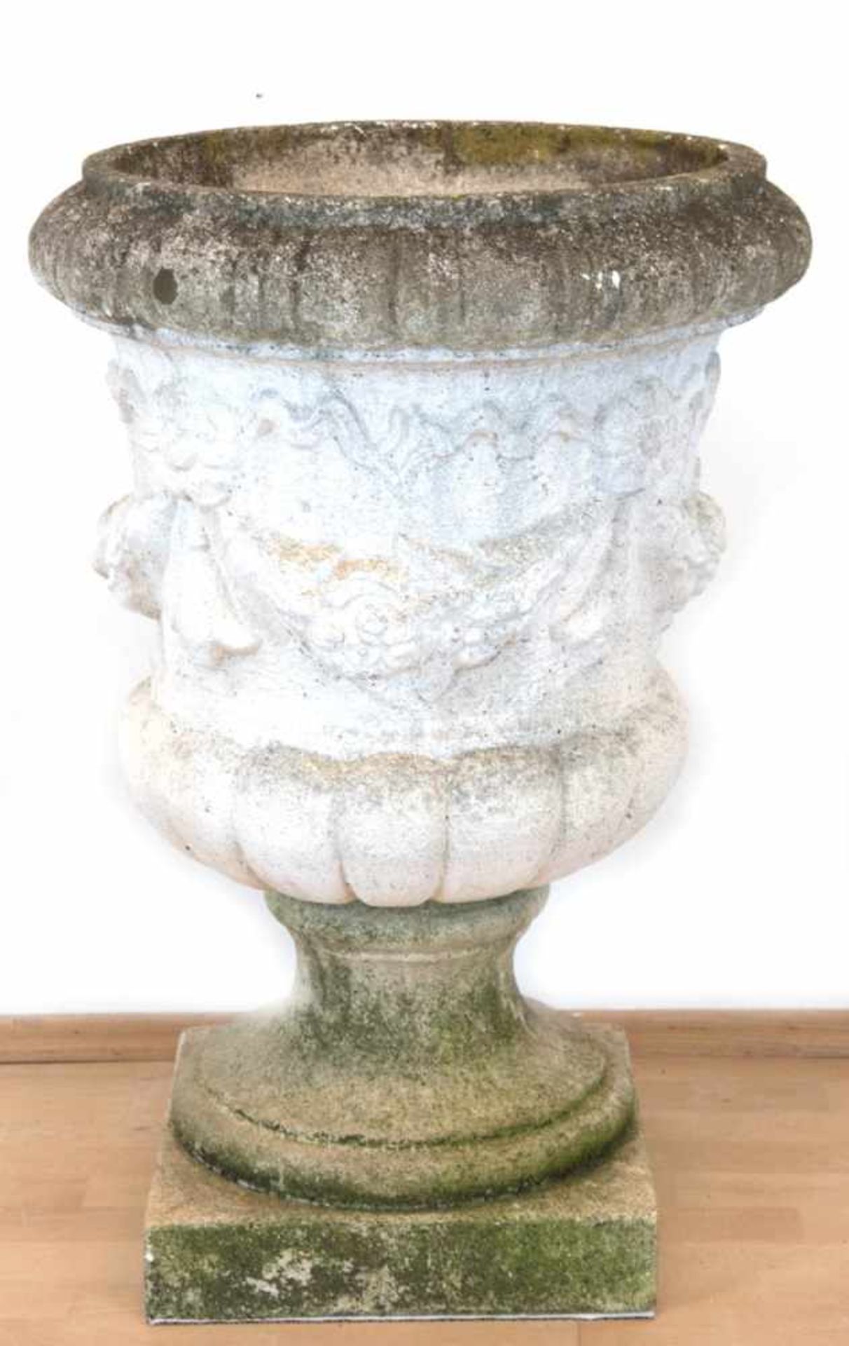 Große Gartenvase, 20. Jh., Steinguß, 2-Teilig, Wandung mit umlaufendem Festonrelief, H. 87cm, Dm. 63