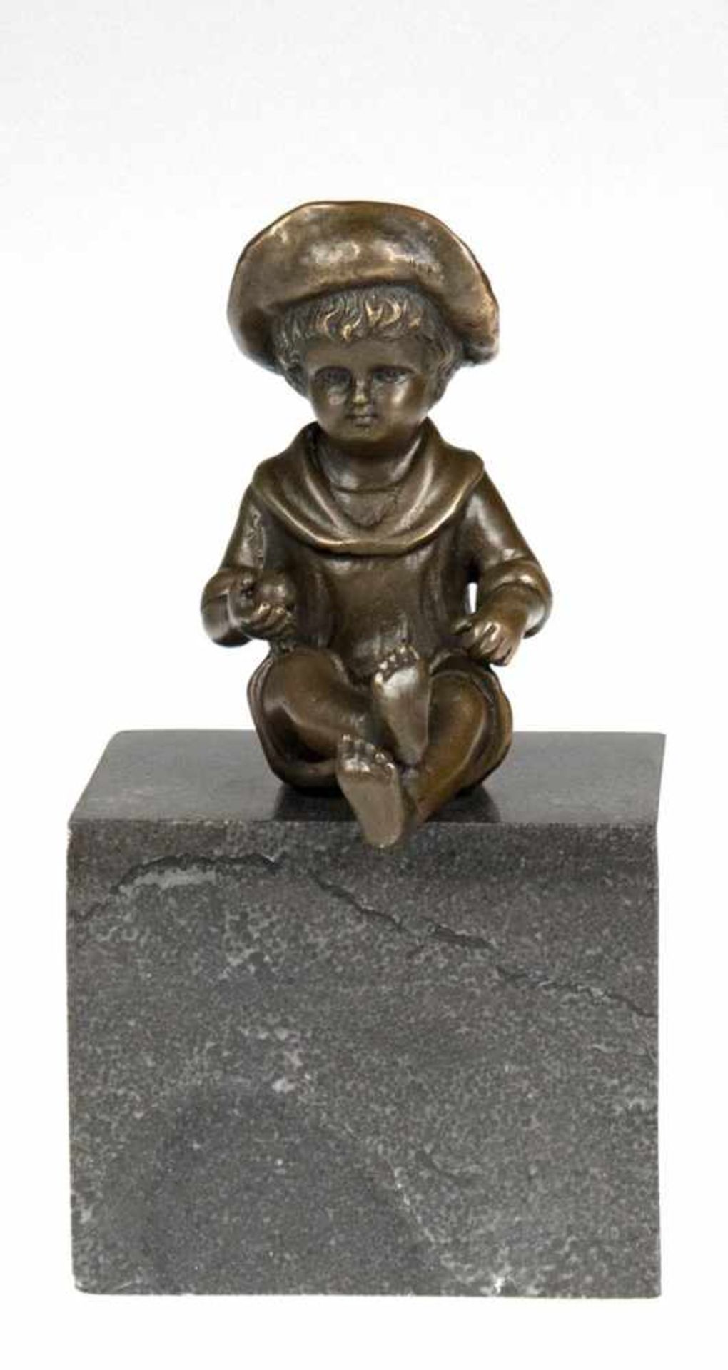 Bronze-Figur "Sitzendes Kind mit Apfel", Nachguß 20. Jh., signiert "Wilhelms", braunpatiniert, auf