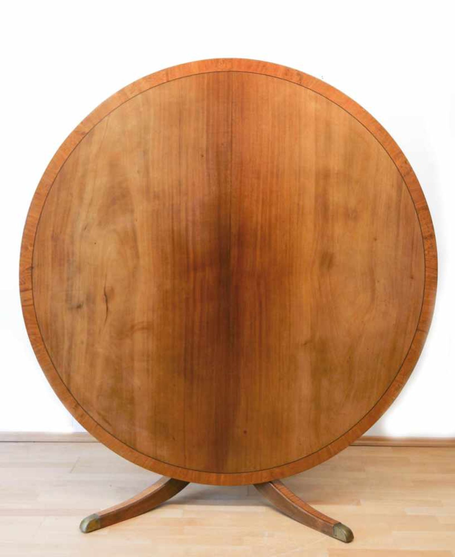 Tisch, England, Mahagoni, mit klappbarer runder Platte, auf 4 gesprizten Beinen,ausgeblichen, H.
