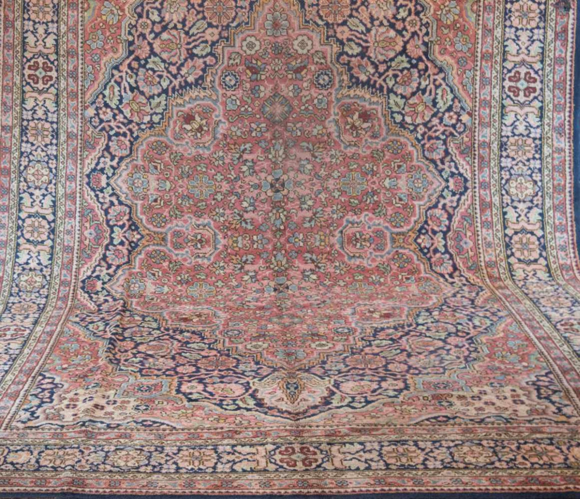 Europäischer Teppich, um 1900/20 rot/blaugrundig, mit zentralem Medaillon und floralenMotiven,
