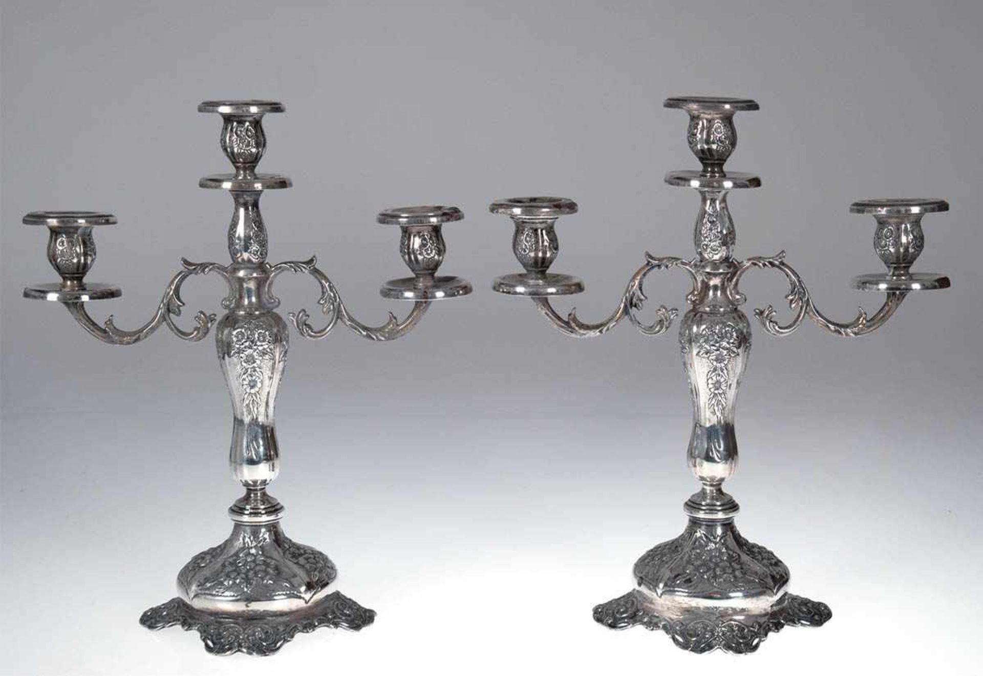 Paar Leuchter, 3-flammig, 925er Silber, gefüllt, Floralrelief, vierpassiger Fuß,gegliedert Schaft