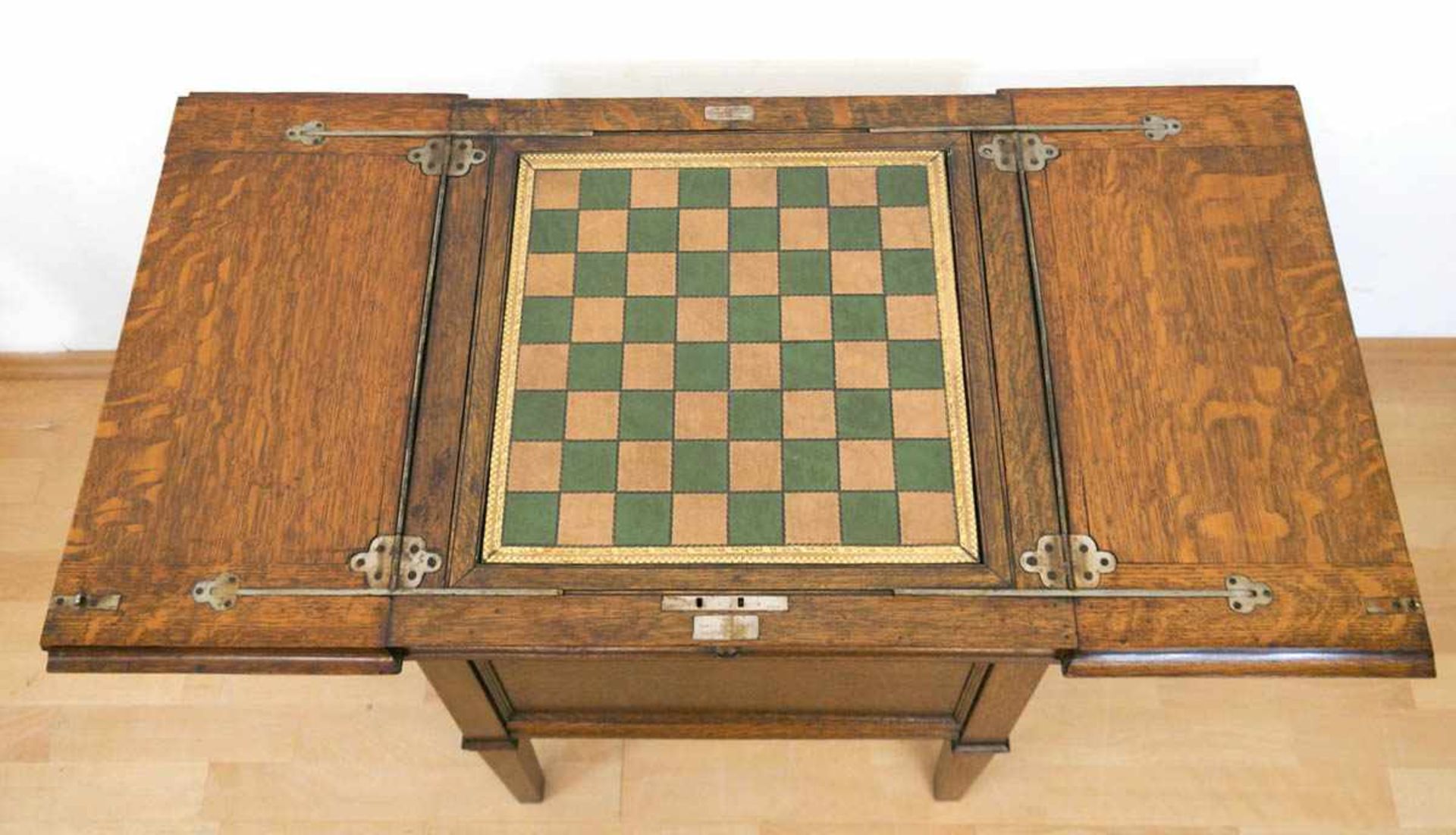 Patent-Spieltisch, England, Eiche, mittig mit Schachbrettmuster auf Ledereinlage, wirddurch