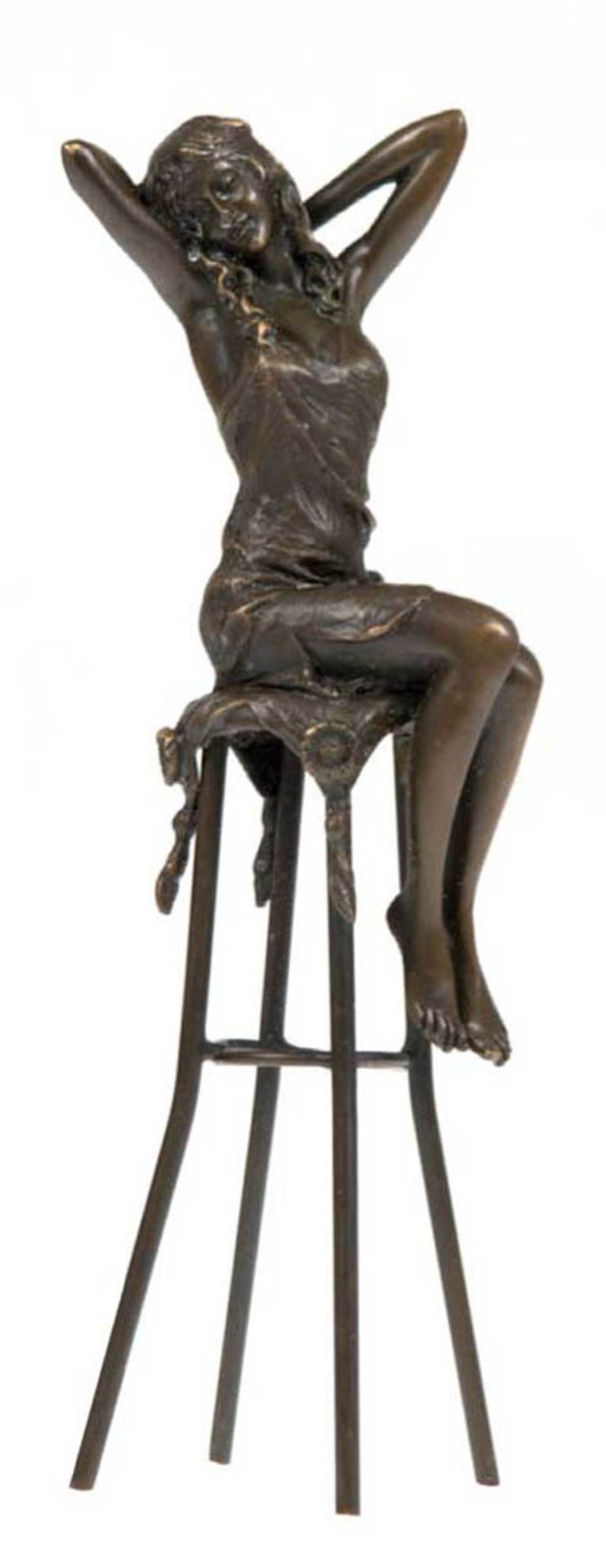 Bronzefigur "Junge Dame mit hinter dem Kopf verschränkten Armen auf Barhocker sitzend",Nachguß 20.