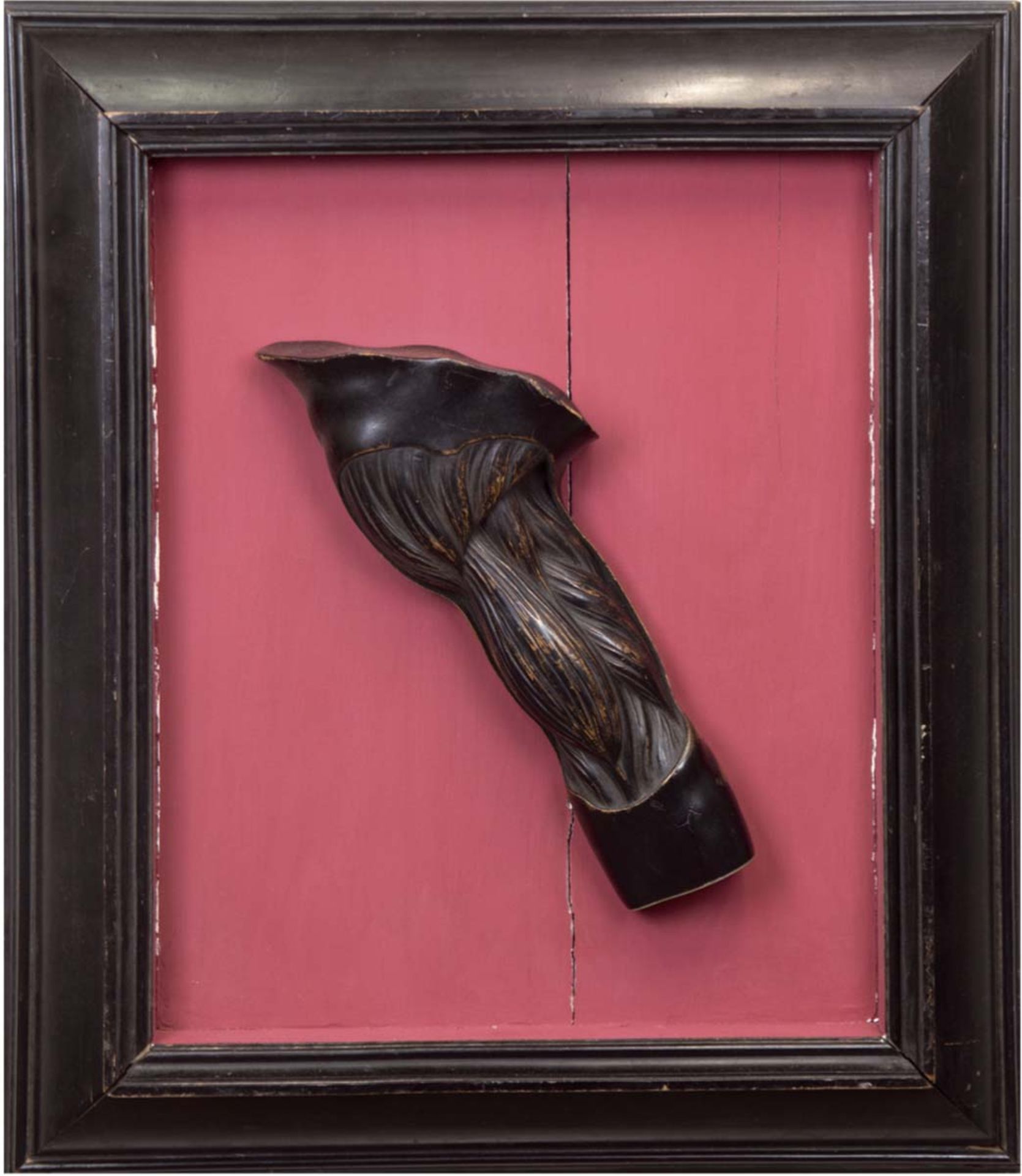 Torso eines Armes, 1. Hälfte 19 Jh., Bildhauerarbeit aus Holz, H. 31 cm, im Rahmen