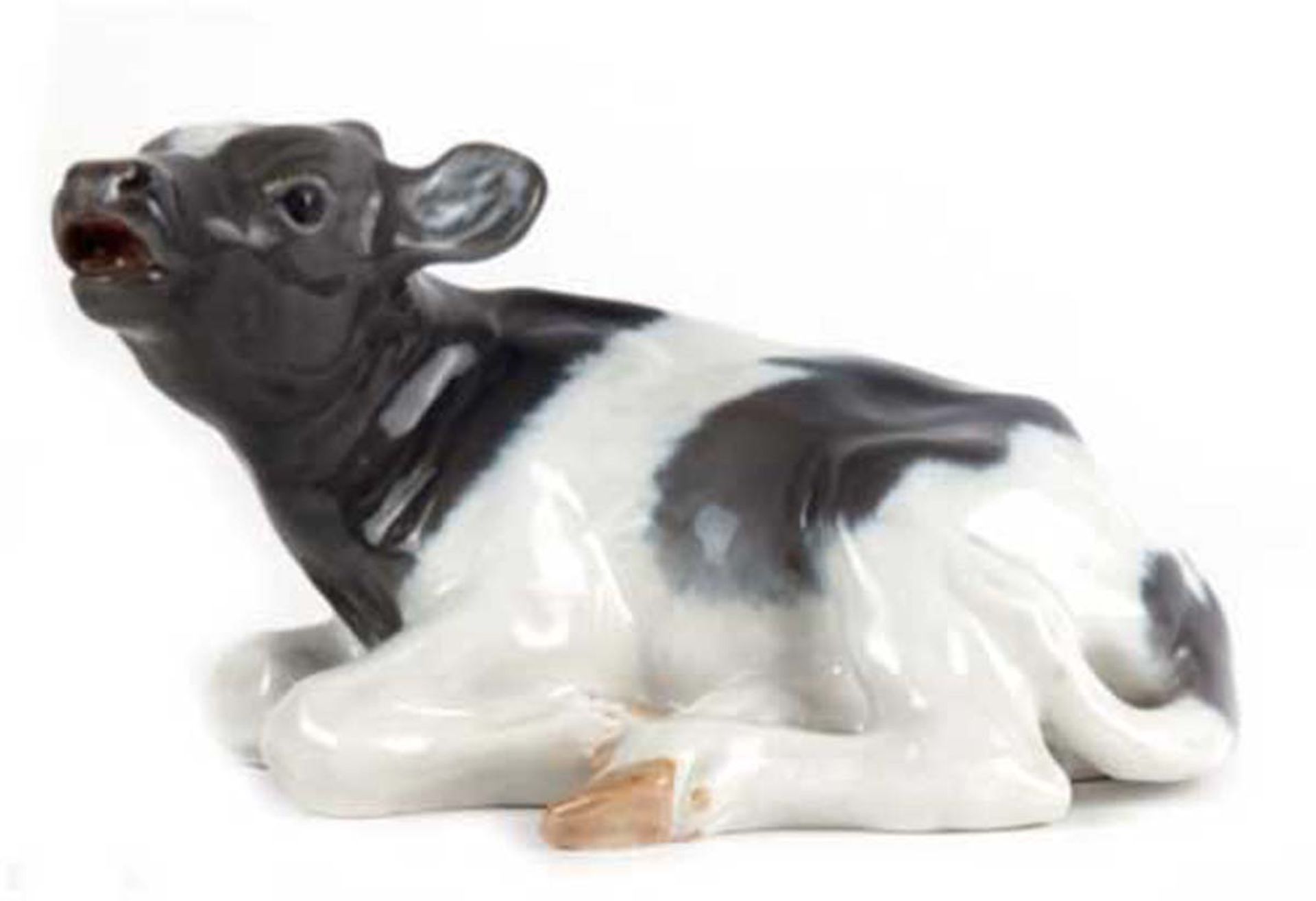 Figur "Liegendes Kalb", Royal Copenhagen, Nr. 1072, polychrom bemalt, H. 9 cm, L. 16,5 cm