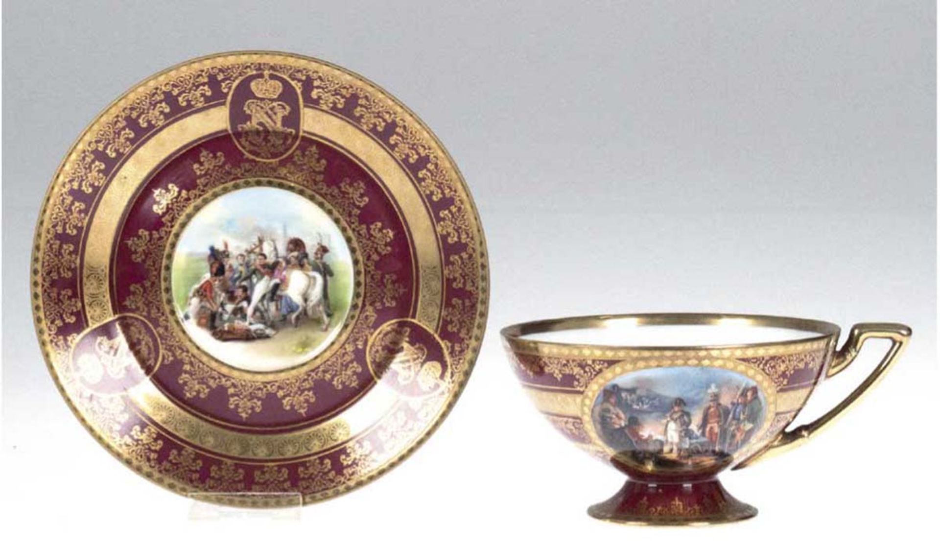 Ziertasse mit UT, Frankreich um 1900, bordeauxfarbener Fond mit reichem Golddekor, aufSchauseite und