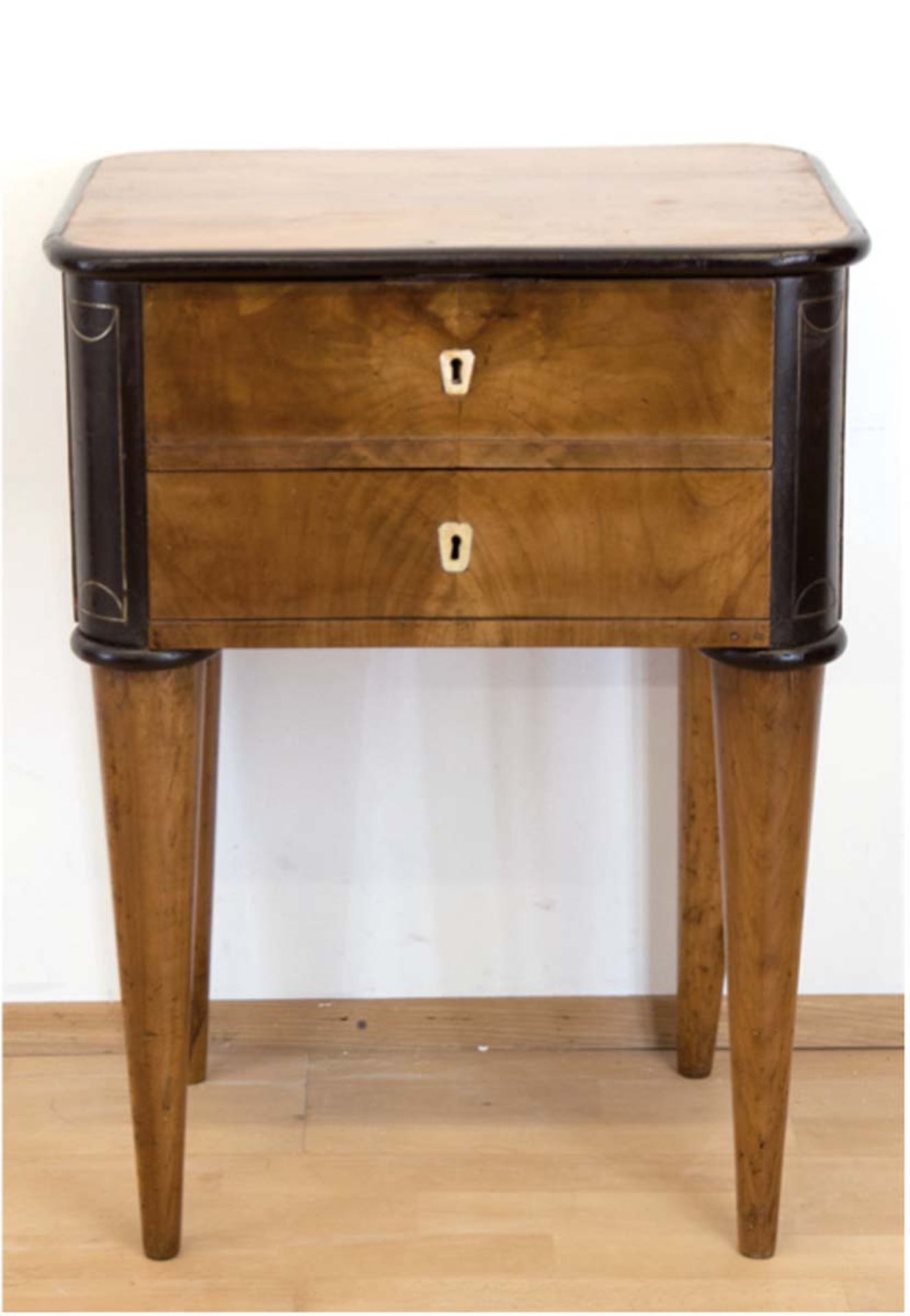 Verwandlungs-Möbel, um 1820, Kirsche massiv z.T. furniert, mit Messingeinlagen, Deckelaufklappbar, - Bild 2 aus 2