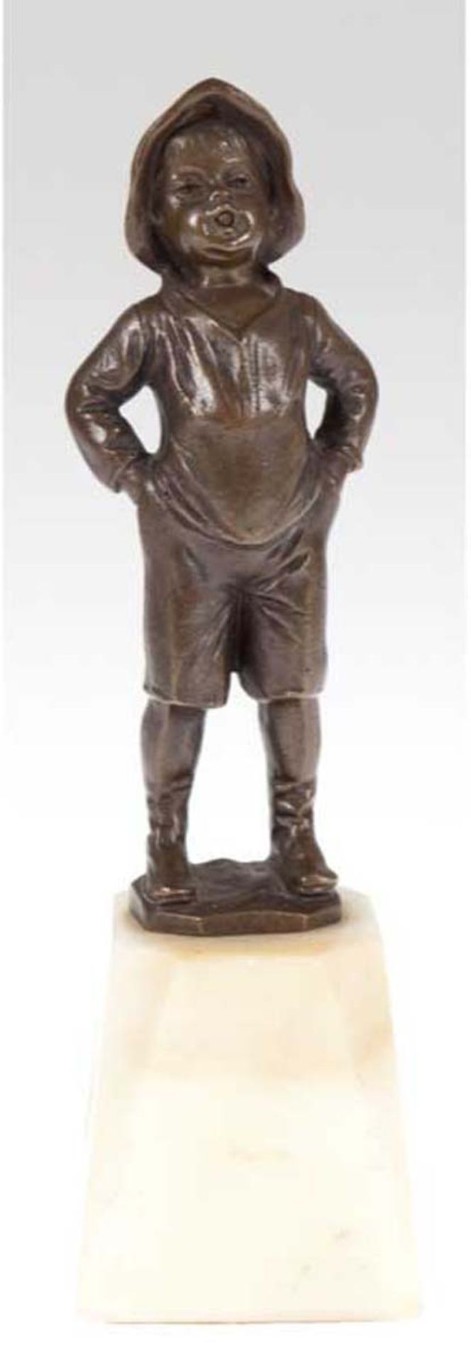 Skulptur "Kleiner Straßenjunge" Bronze, auf Sockel, Ges.-H. 15,5 cm