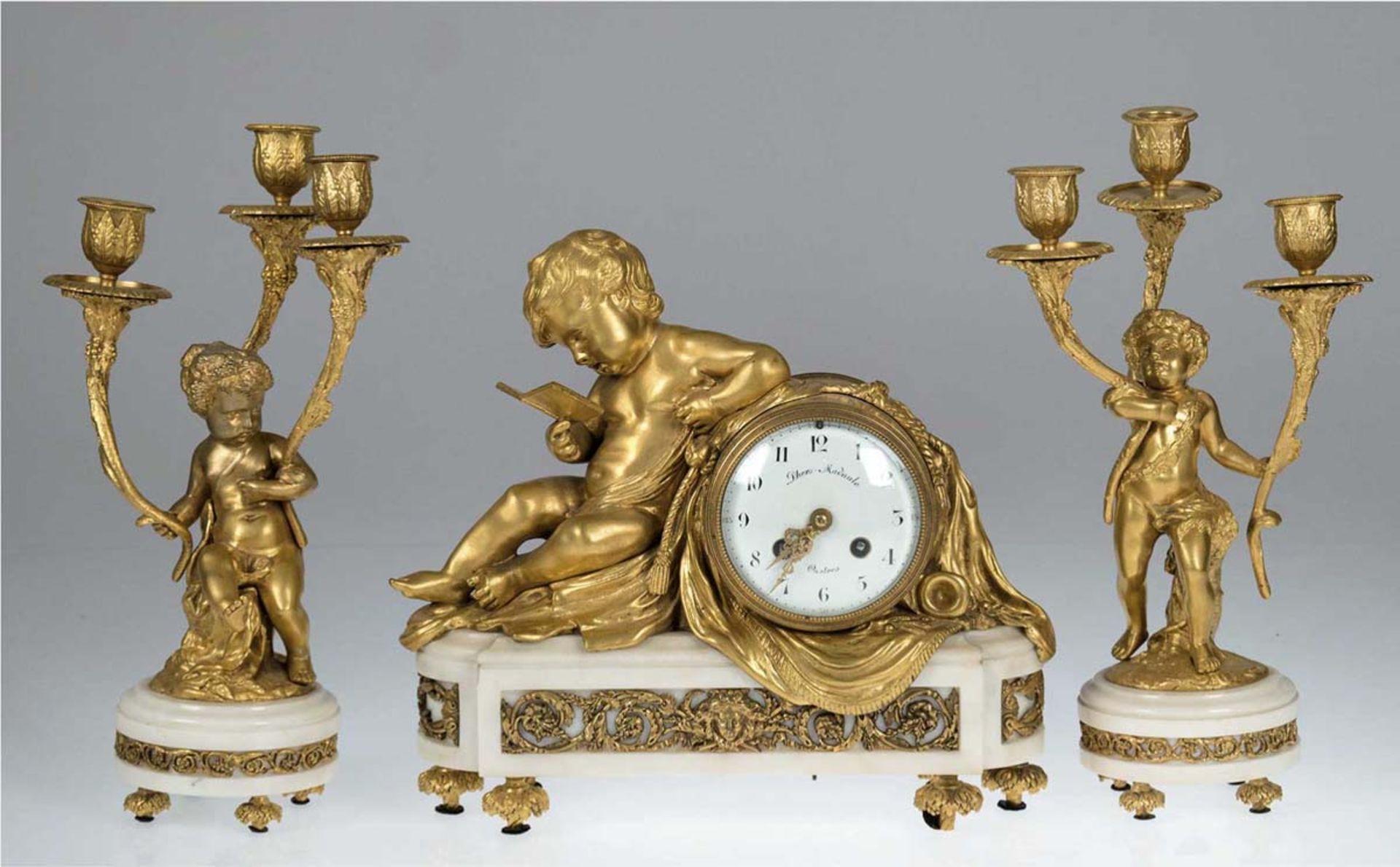 Figurenpendule mit Paar Girandolen, Frankreich um 1900, Bronze vergoldet und weißerMarmor,