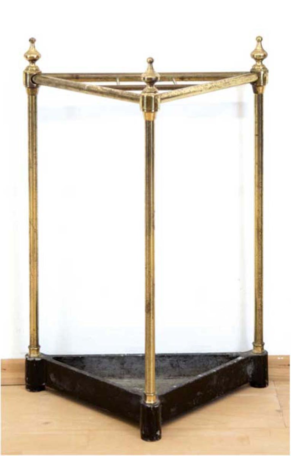 Eck-Schirmständer, auf dreieckigem Alugußfuß 3 Säulen, Messing feuervergoldet (starkberieben),