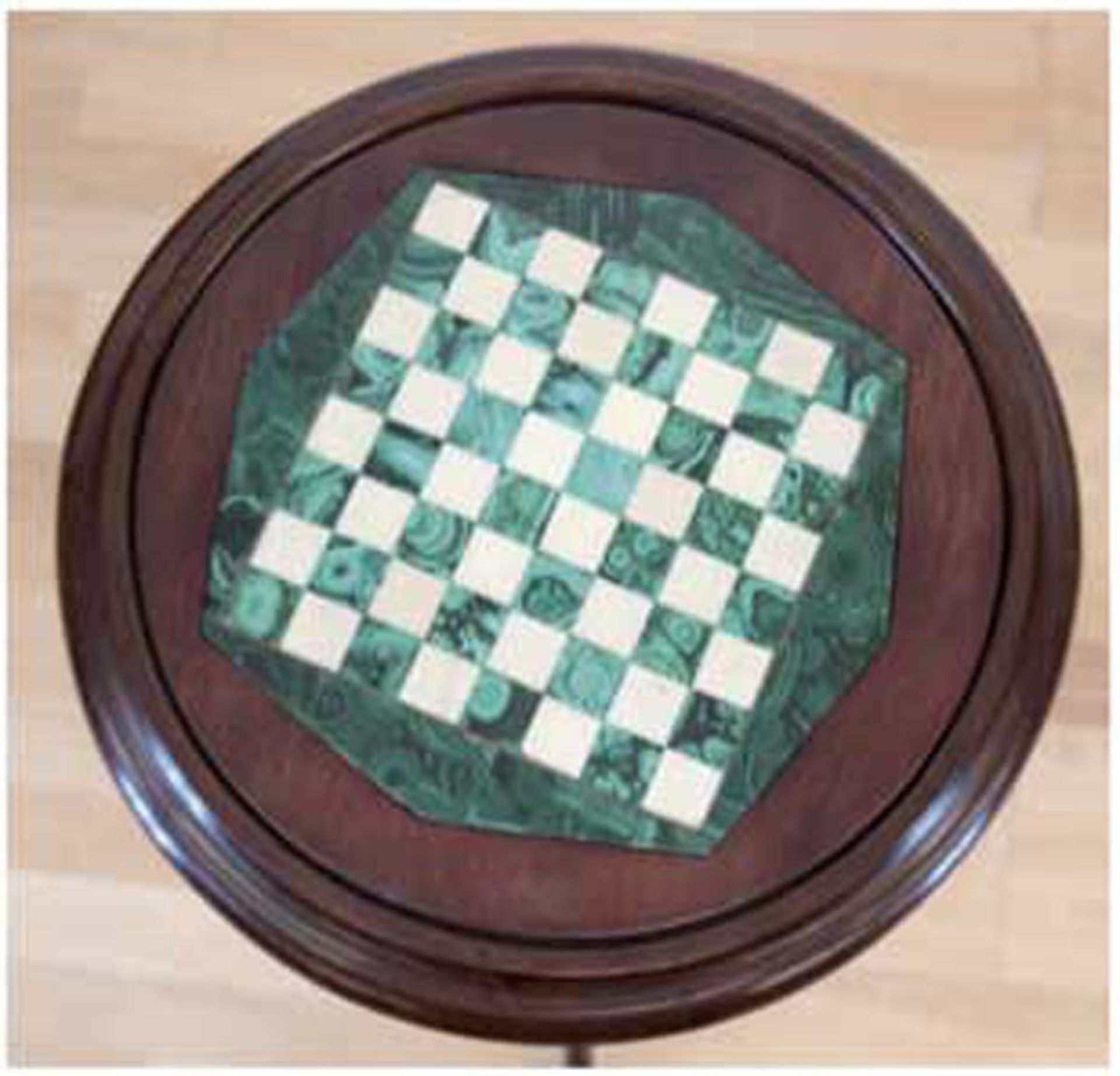 Tischchen, Mahagoni, runde Platte mit Malachit- und Beineinlagen im Schachbrettmuster, auf3 - Bild 2 aus 2