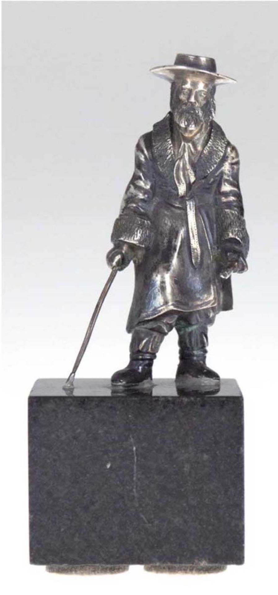 Silber-Figur "Jüdischer Rabbiner", Rußland um 1900, auf schwarzem Steinsockel, H. 8,3 cm,Ges.-H.