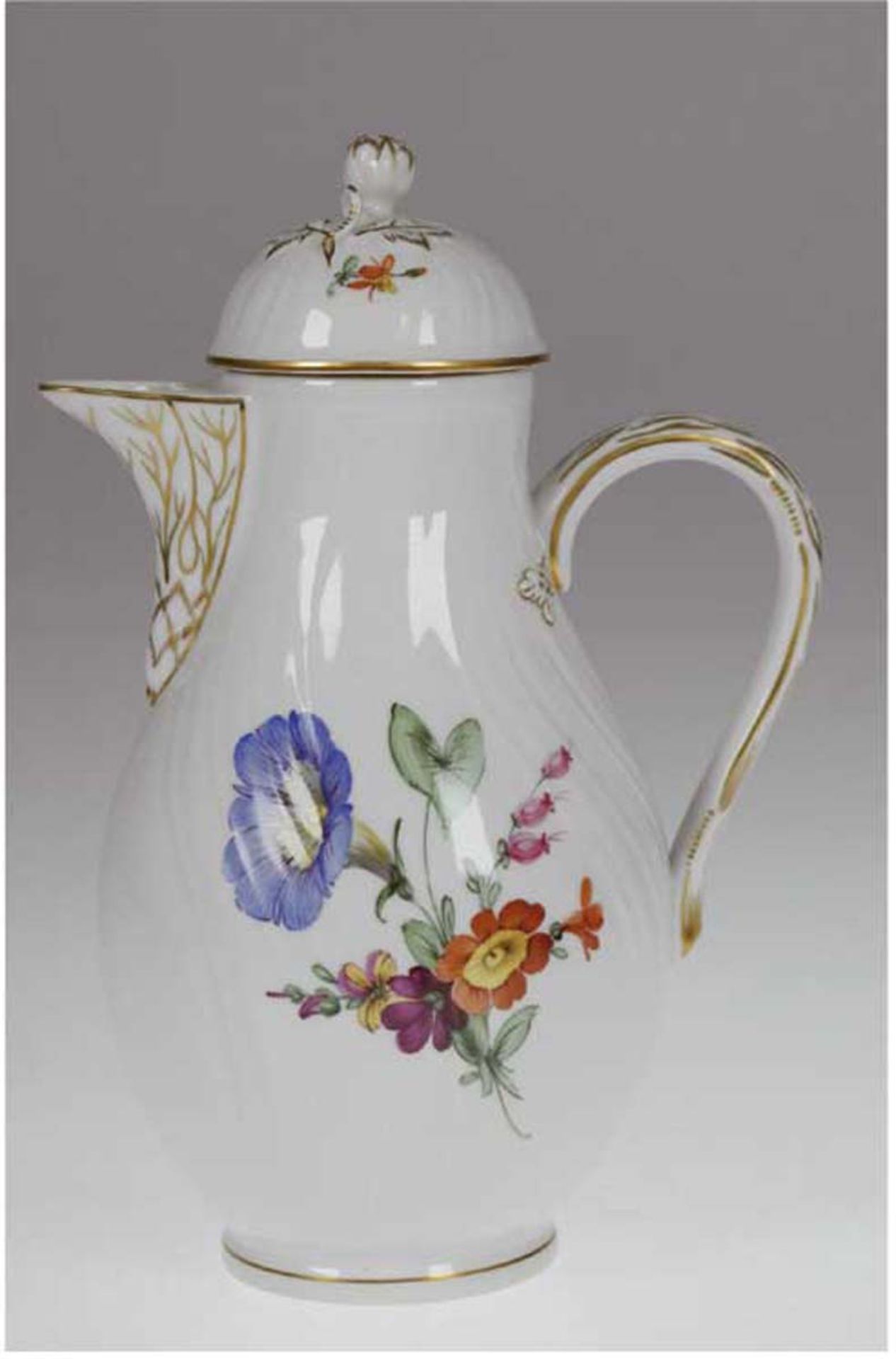 KPM-Kaffeekanne, Neuosier, Floralmalerei mit Insekt und Goldstaffage, Blüte alsDeckelknauf, H. 25