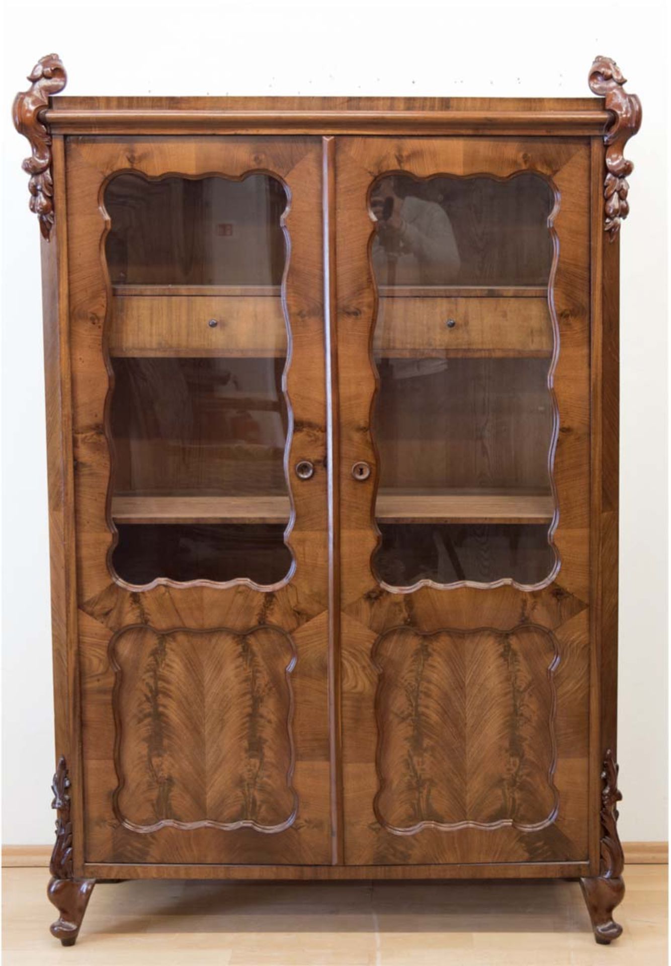 Bücherschrank um 1870, Mahagoni, 2-türig verglast, 2 Schubladen auf halber Höhe,163x107x42 cm