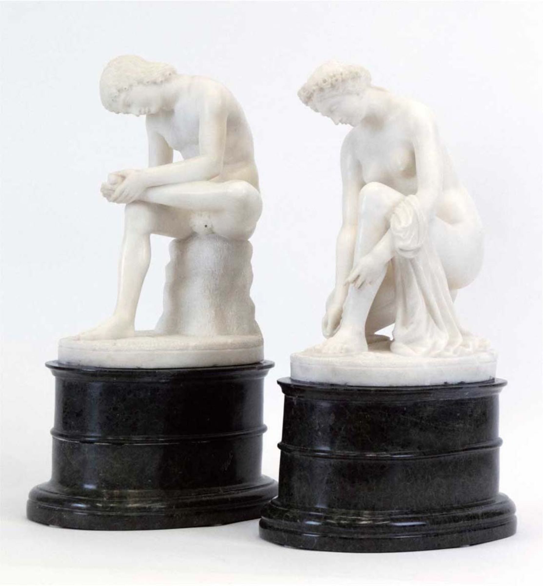 Paar Alabaster-Figuren "Der Dornauszieher" und "Hockende Aphrodite", 1 Finger fehlt, jeauf