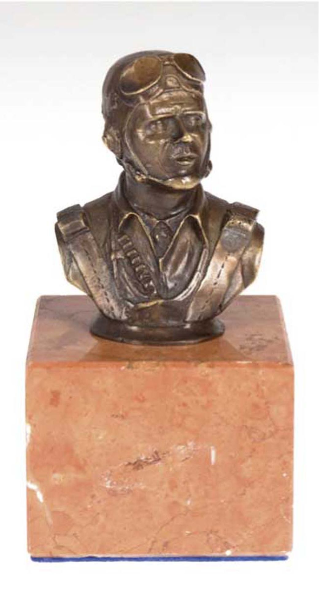 Bronze "Flieger-Büste", auf braun marmoriertem Steinsockel, Ges.H. 15 cm