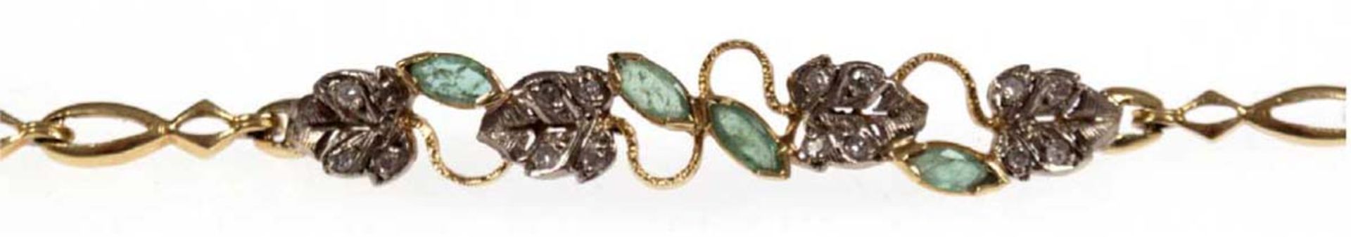 Armband, 750er GG/WG, floral gestaltete Schauseite besetzt mit 16 Brillanten und 4Smaragden, L. 18