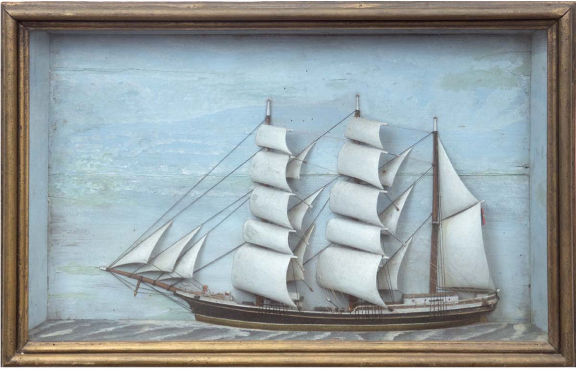 Schiffshalbmodell "Dreimastsegler", Holz, farbig gefasst, im Schaukasten, 38x60x10 cm