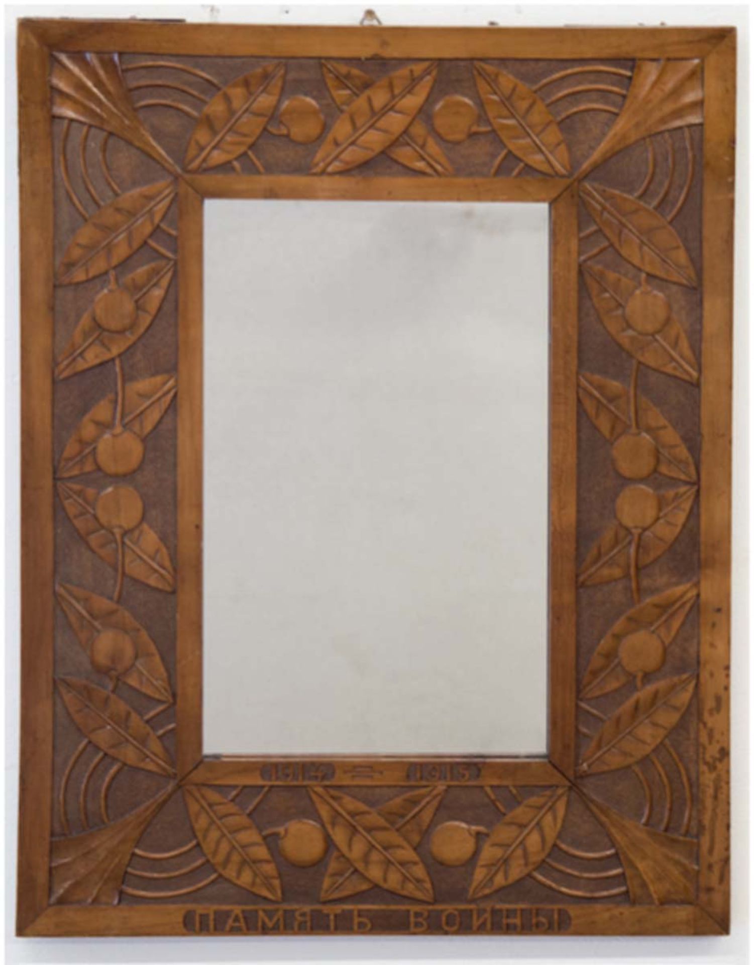 Spiegel im dekorativen Holzrahmen, beschnitzt mit Blattrelief und kyrillischer Inschrift"I.