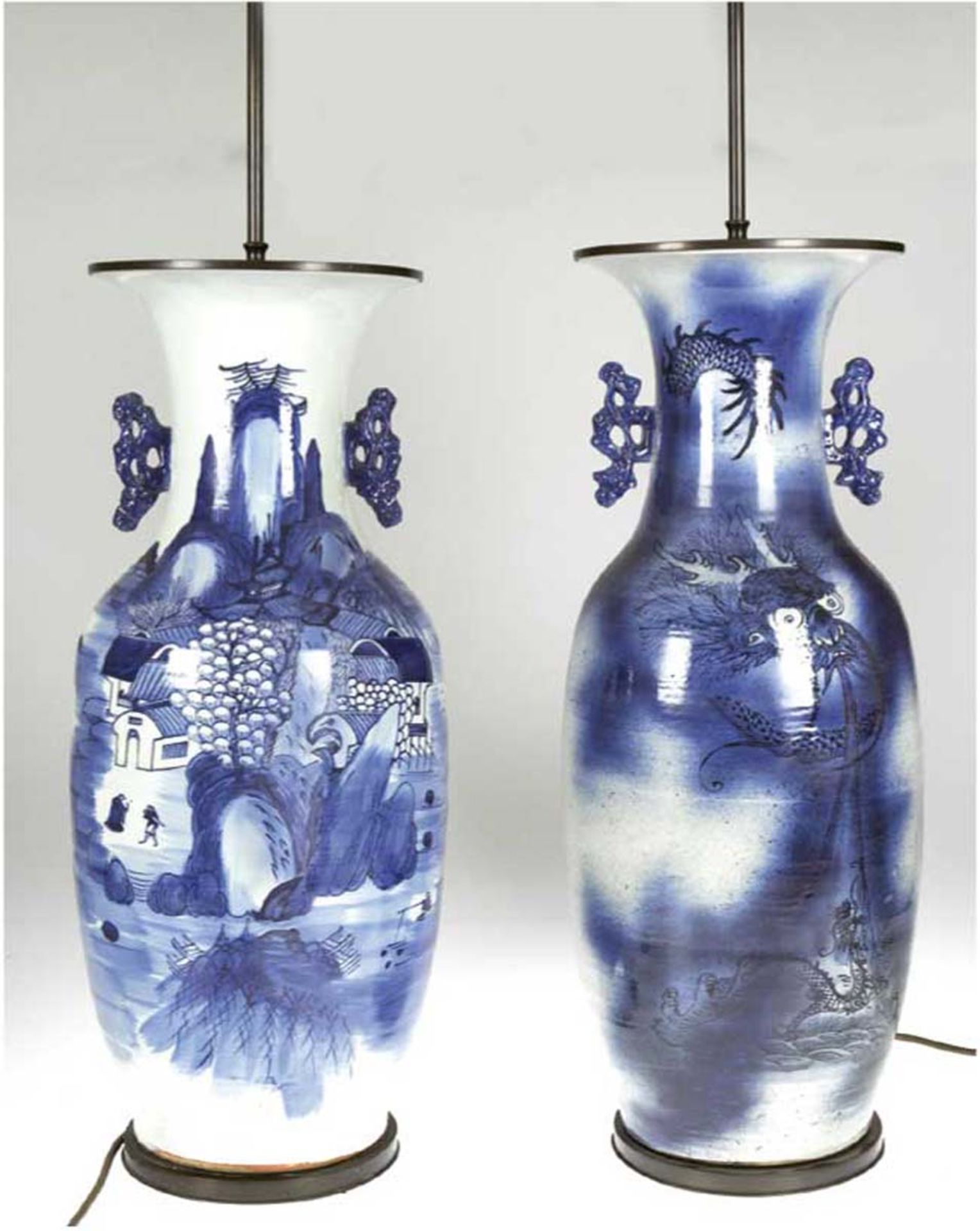 Paar große Tischlampen, auf antiken chinesischen Vase mit Blaumalerei, 2-flammigeBronzemontierung
