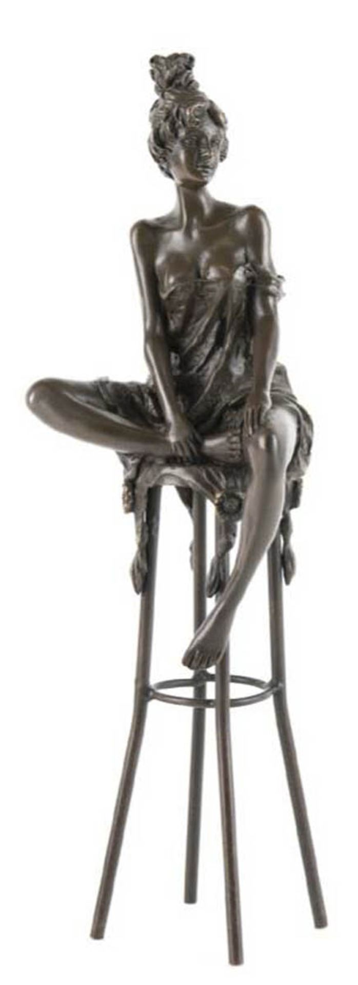 Bronze-Figur "Junge Dame im Negligee auf Barhocker sitzend", Nachguß 20. Jh., sign."Pierre