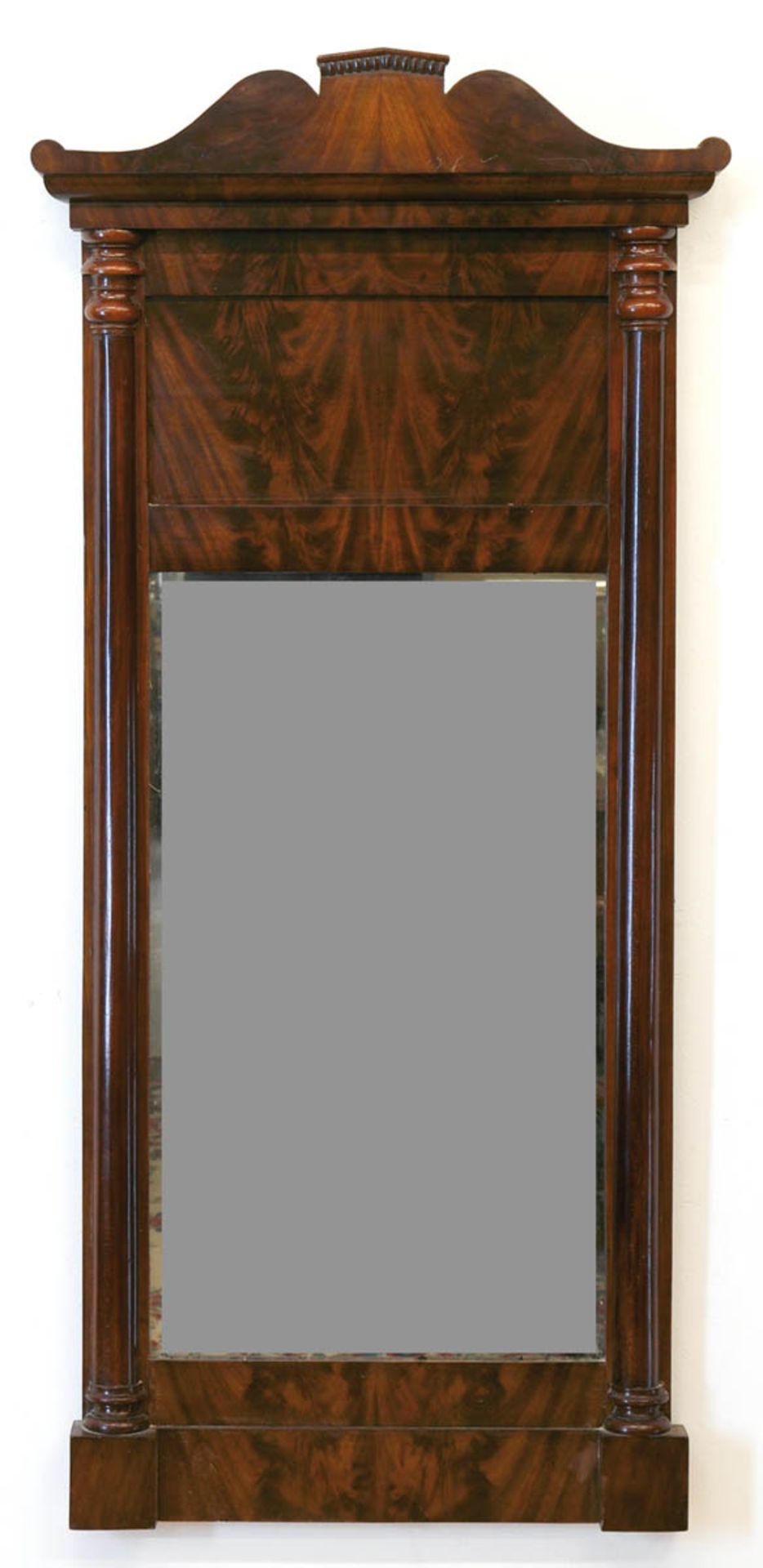 Biedermeier-Spiegel, Mahagoni furniert, beidseitig Halbsäulen, geschweifter Giebel, 130x61cm