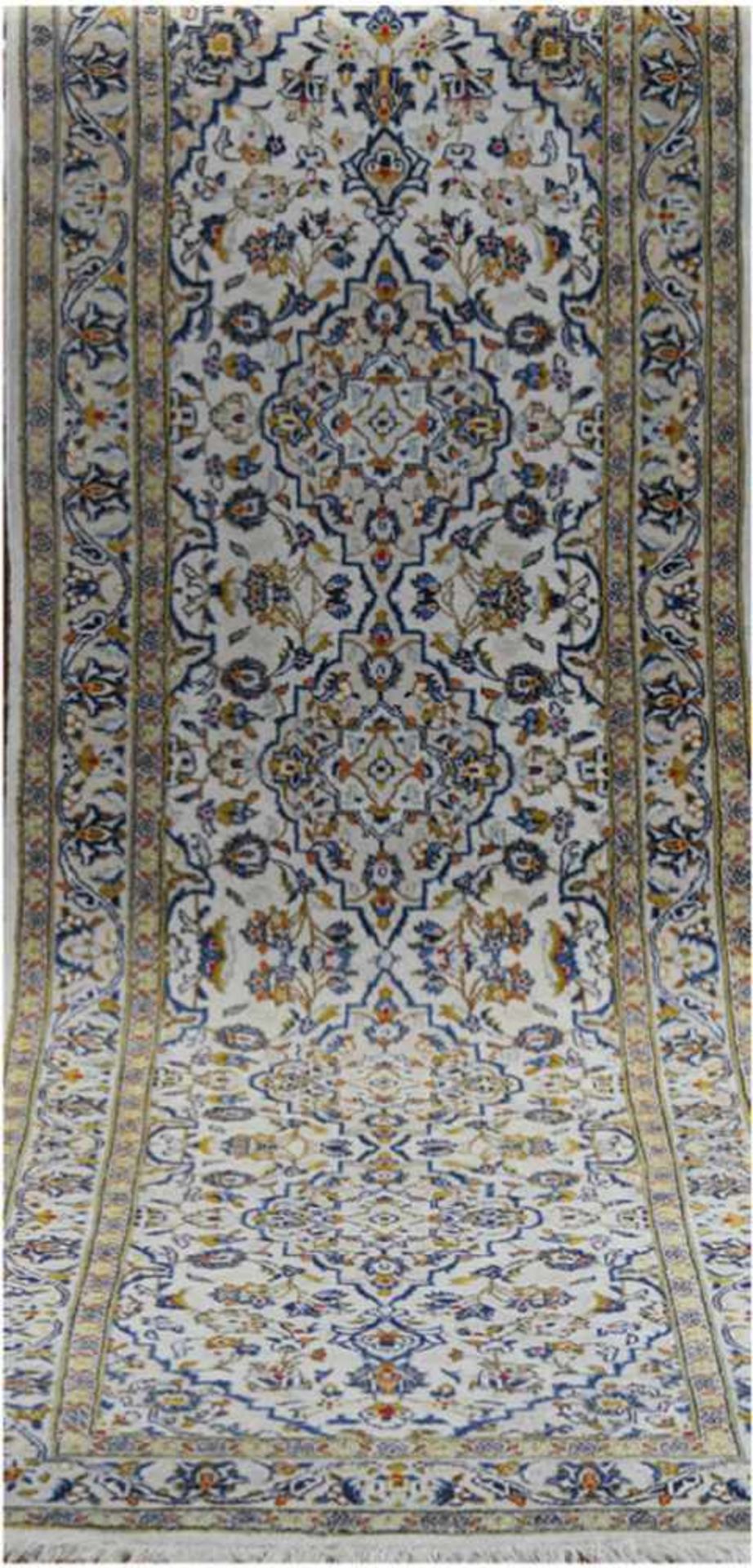 Teppich, hellgrundig mit durchgehendem Muster u. floralen Motiven, Kanten stellenweiseleicht