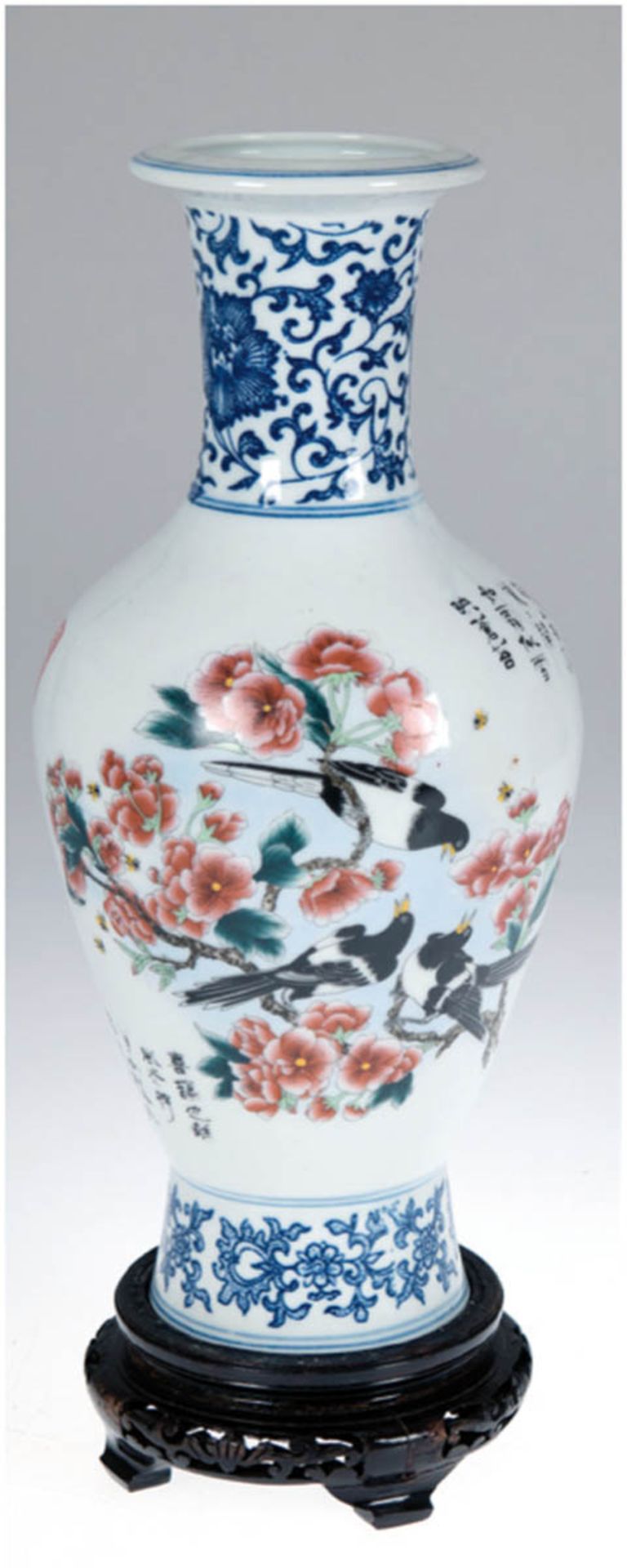 Vase, China, 4-Zeichenmarke, Hals und Stand mit floraler Blaumalerei, umlaufend sign.Schrift und