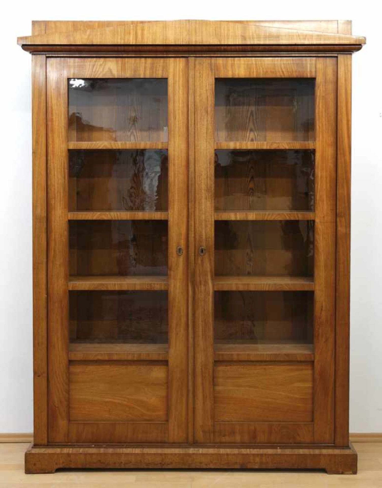 Biedermeier-Bücherschrank, Mahagoni furniert, 2-türiger, sprossenverglaster Korpus