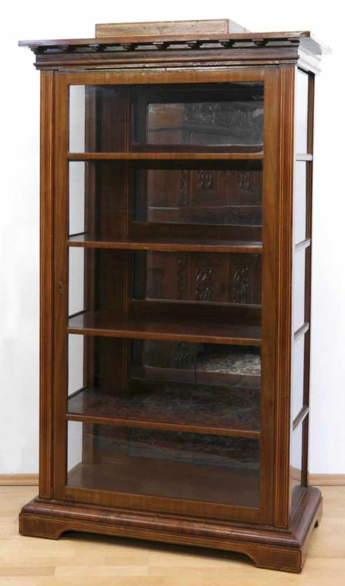 Biedermeier-Vitrine, Mahagoni, Fadenitarsien, 1-türiger, 3-seitig sprossenverglasterKorpus, Rückwand