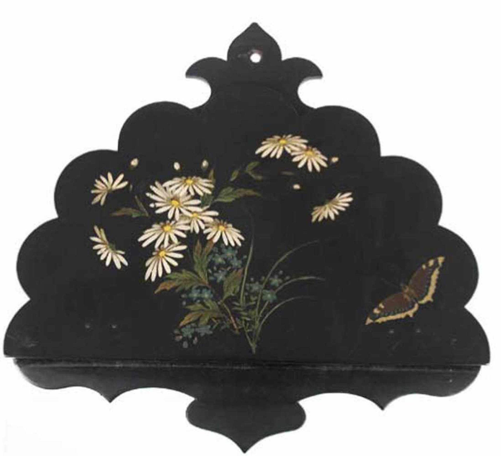 Wand-Zeitschriftenhalter, Schwarzlack, mit polychromer Blumenmalerei und Schmetterling, H.31 cm,