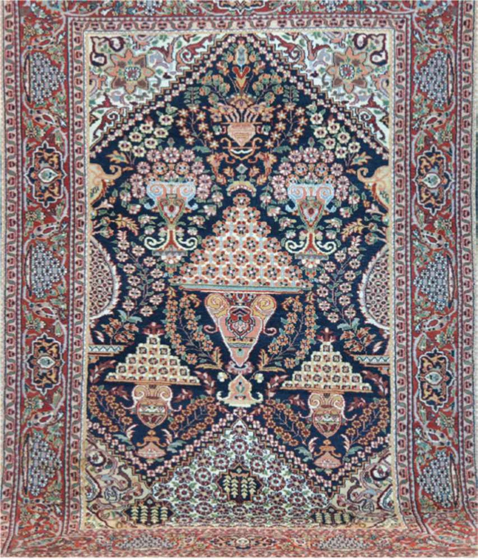 Teppich, rot-, blaugrundig mit Vasen und floralen Motiven, Kanten belaufen, Fransengekürzt, 1 Ecke