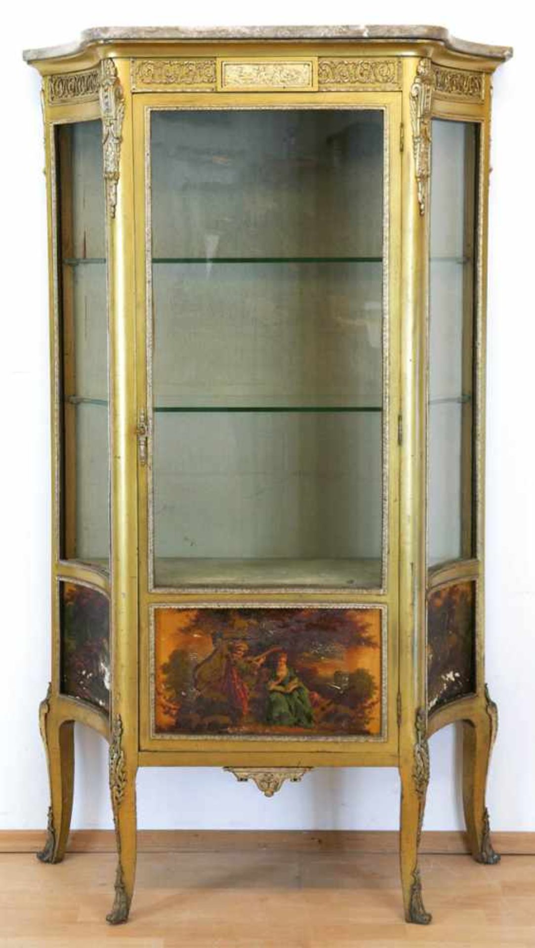 Vitrine, vergoldet, unterer Bereich mit polychromen figürlichen Szenen, 1-türiger,3-seitig